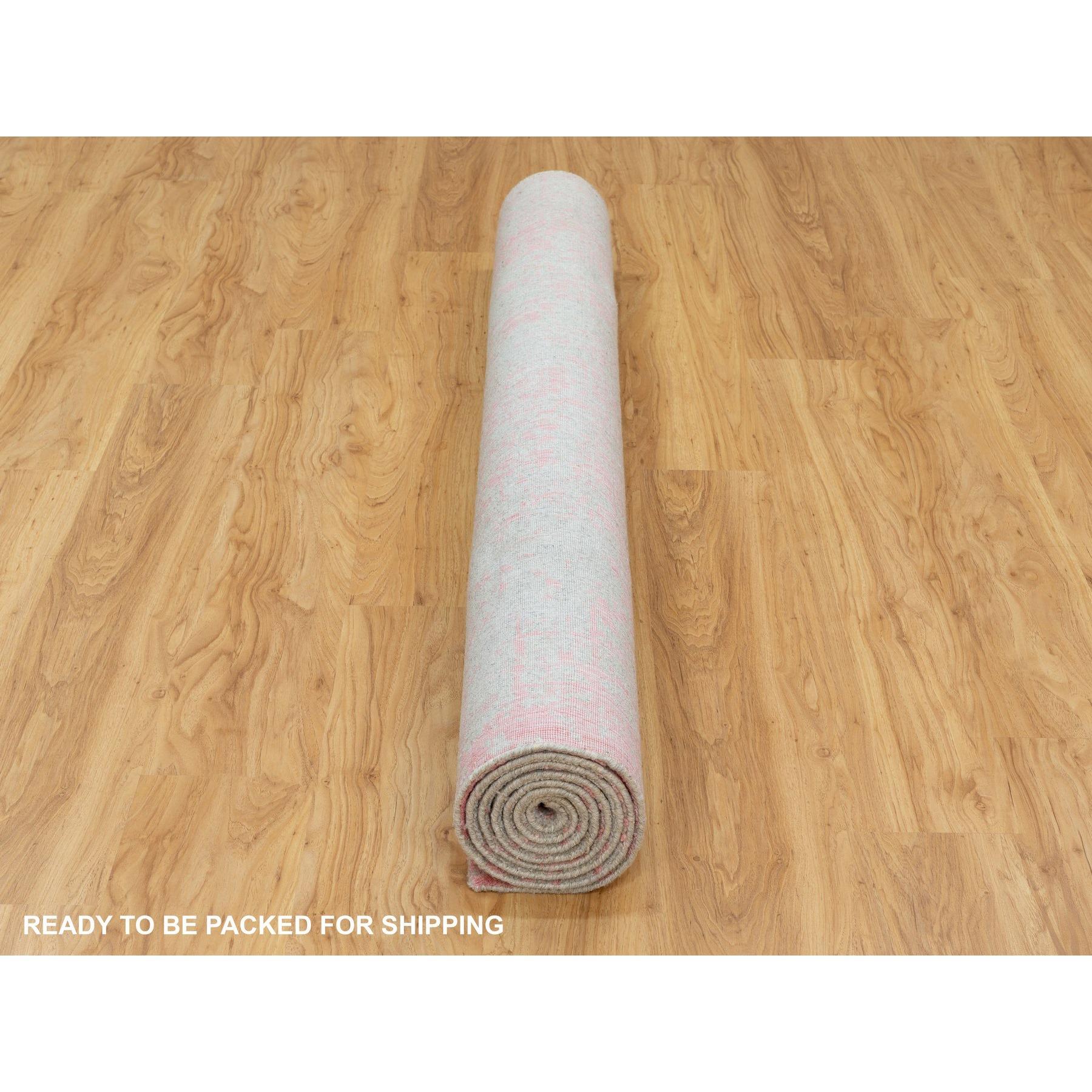 Tappeto rosa 6'x9' lavorato a mano in lana jacquard e seta artistica con design all over in vendita 2
