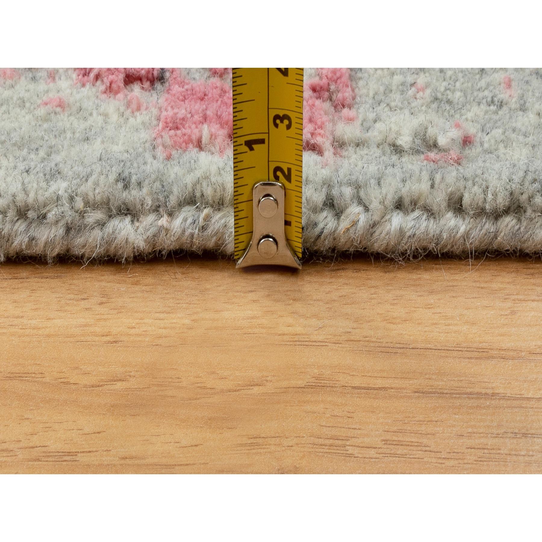 Tappeto rosa 6'x9' lavorato a mano in lana jacquard e seta artistica con design all over in vendita 3