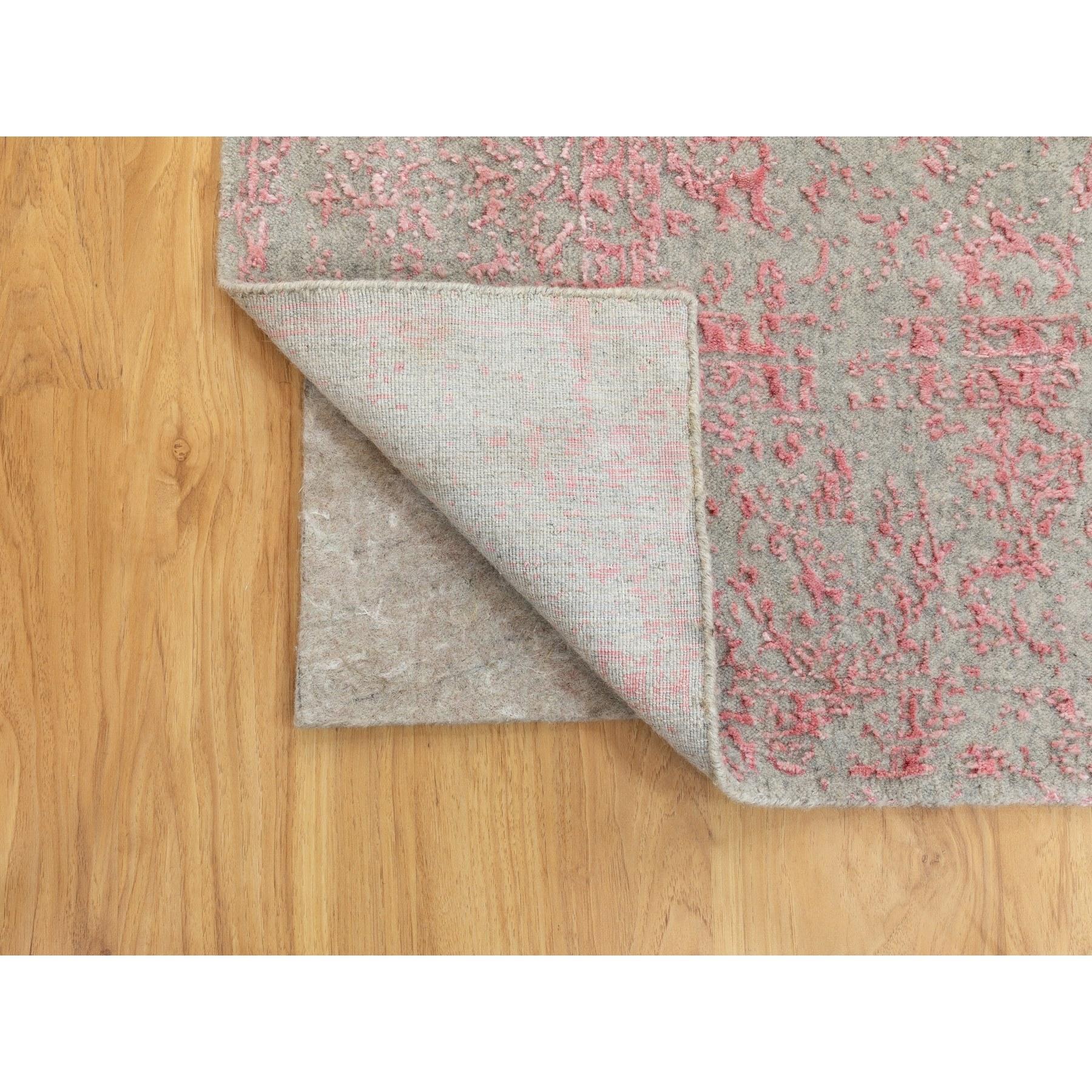 Annodato a mano Tappeto rosa 6'x9' lavorato a mano in lana jacquard e seta artistica con design all over in vendita