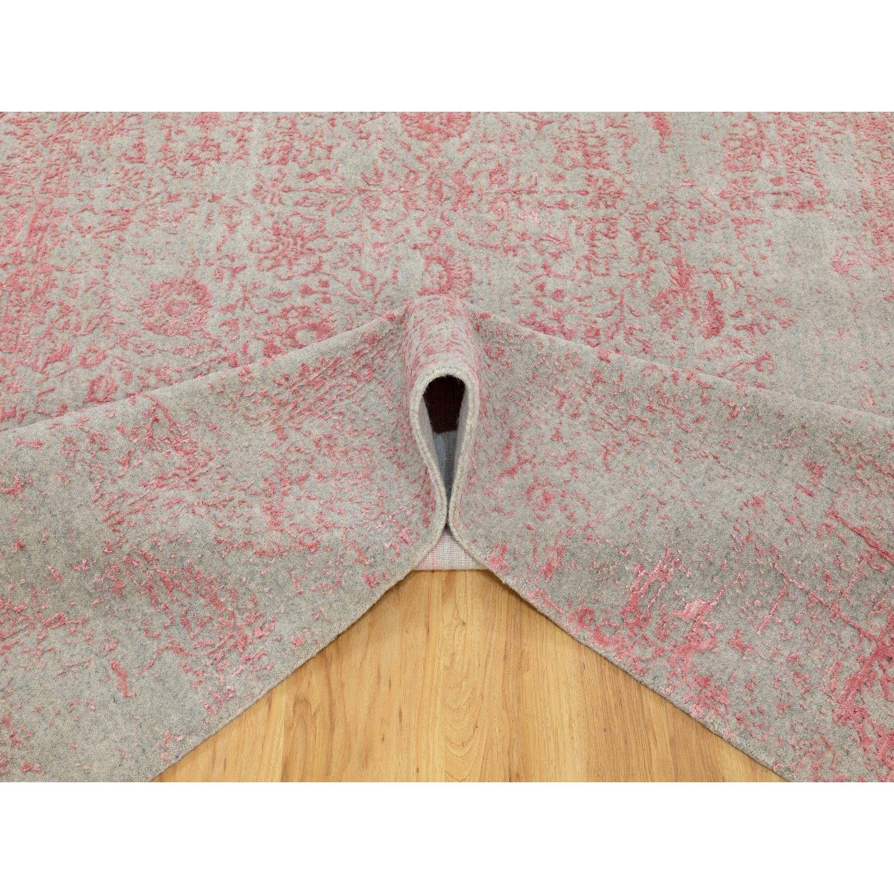 Tappeto rosa 6'x9' lavorato a mano in lana jacquard e seta artistica con design all over In condizioni Nuovo in vendita a Carlstadt, NJ
