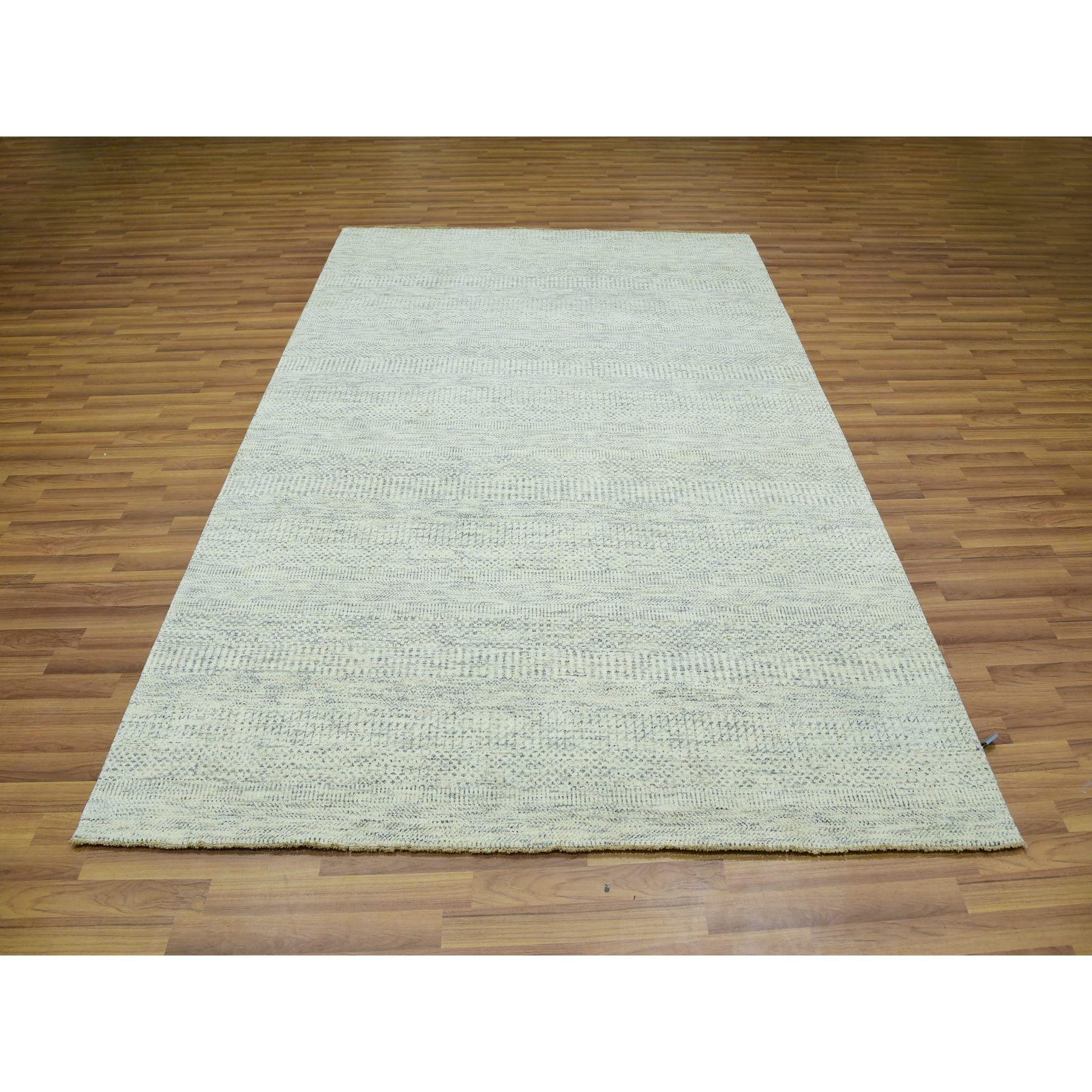 Il s'agit d'un véritable tapis d'Orient, unique en son genre, au design Modern Grass, en pure laine, ton sur ton, noué à la main. Il a été noué pendant des mois et des mois par des artisans selon des techniques de tissage séculaires.
Matières