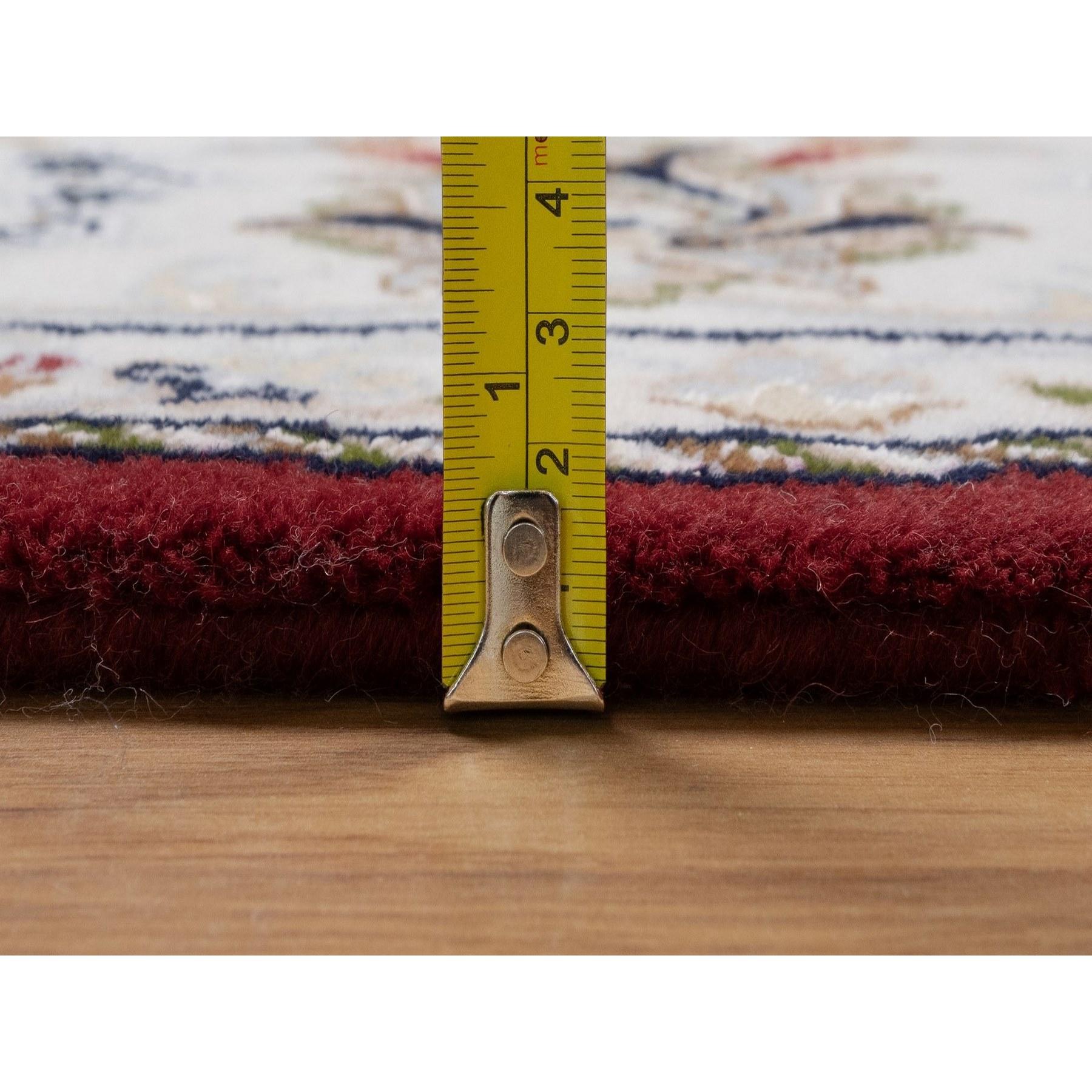 Tappeto orientale in lana e seta annodato a mano 6'x9' Red Nain with Medallion Design in vendita 2