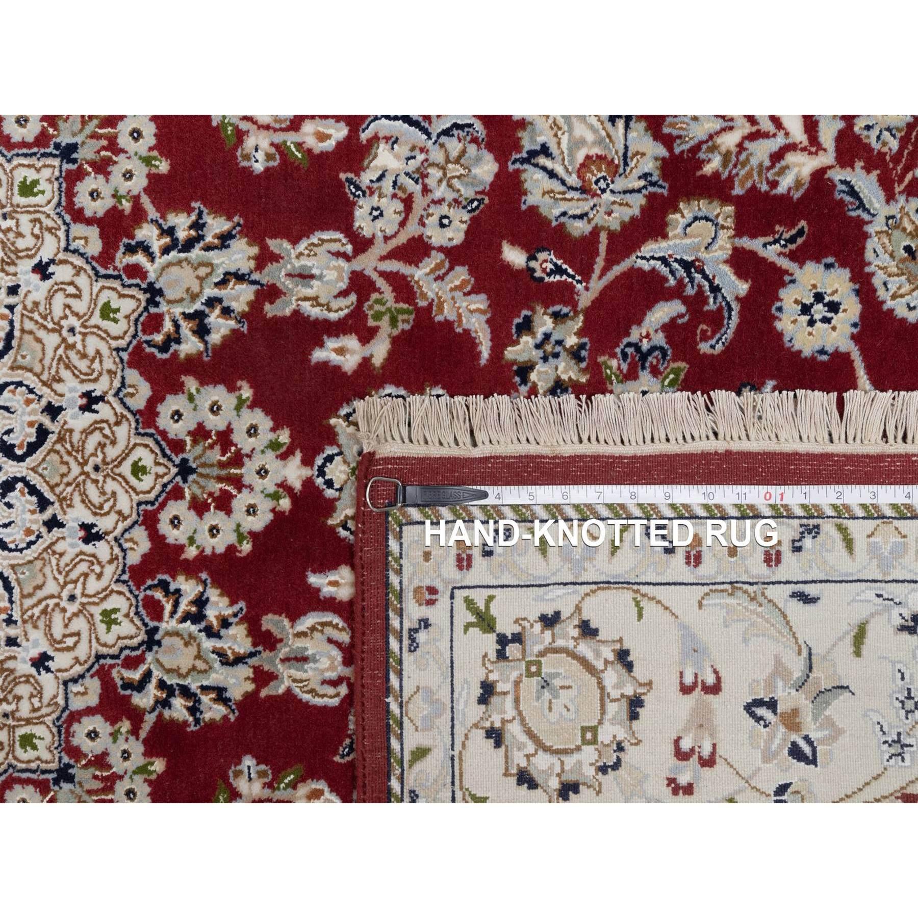 Tappeto orientale in lana e seta annodato a mano 6'x9' Red Nain with Medallion Design in vendita 3