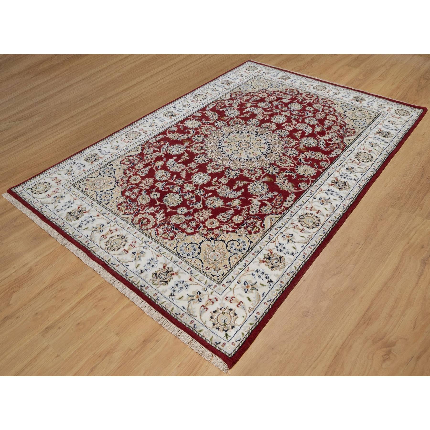 Medievale Tappeto orientale in lana e seta annodato a mano 6'x9' Red Nain with Medallion Design in vendita