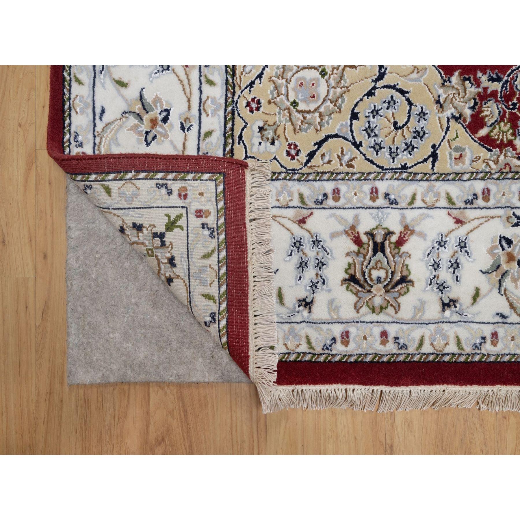 Indiano Tappeto orientale in lana e seta annodato a mano 6'x9' Red Nain with Medallion Design in vendita