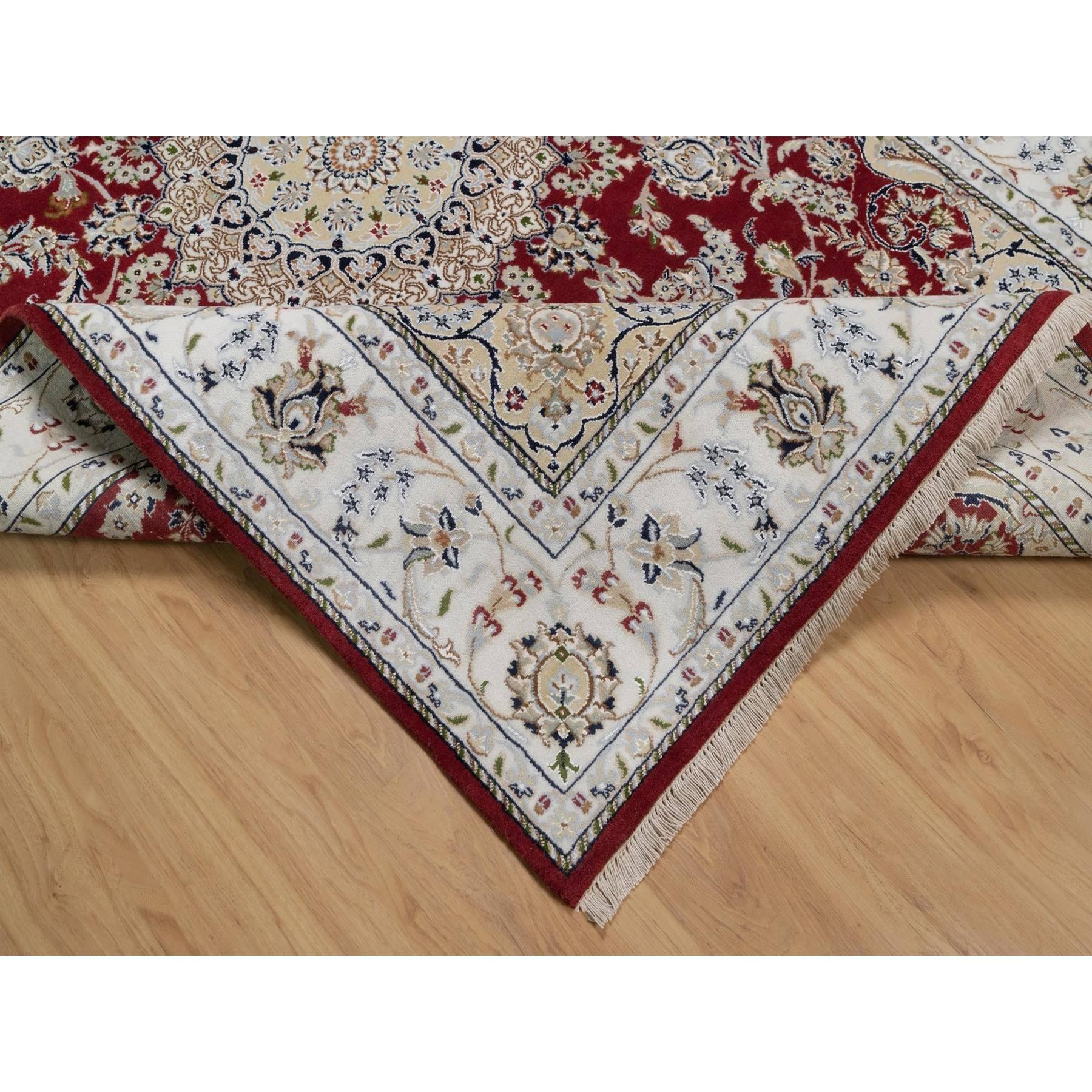 Tappeto orientale in lana e seta annodato a mano 6'x9' Red Nain with Medallion Design In condizioni Nuovo in vendita a Carlstadt, NJ