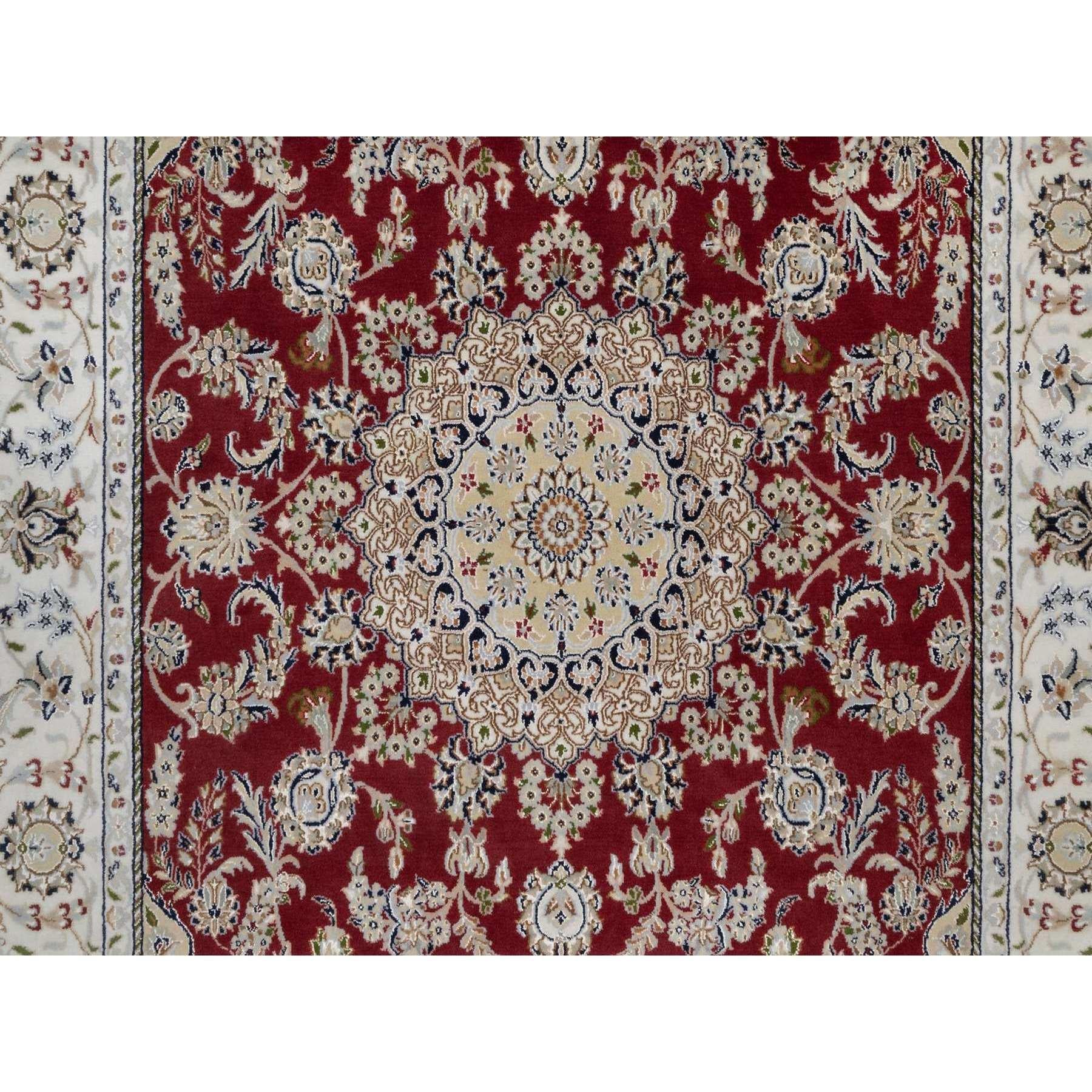 Lana Tappeto orientale in lana e seta annodato a mano 6'x9' Red Nain with Medallion Design in vendita