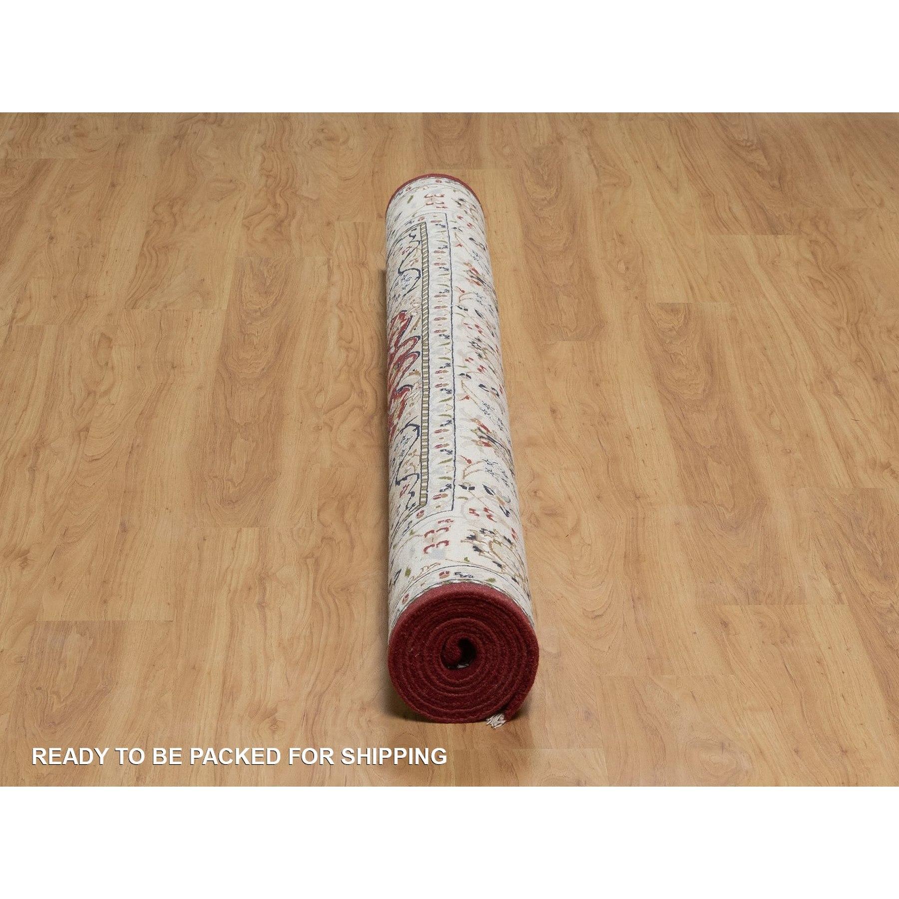 Tappeto orientale in lana e seta annodato a mano 6'x9' Red Nain with Medallion Design in vendita 1