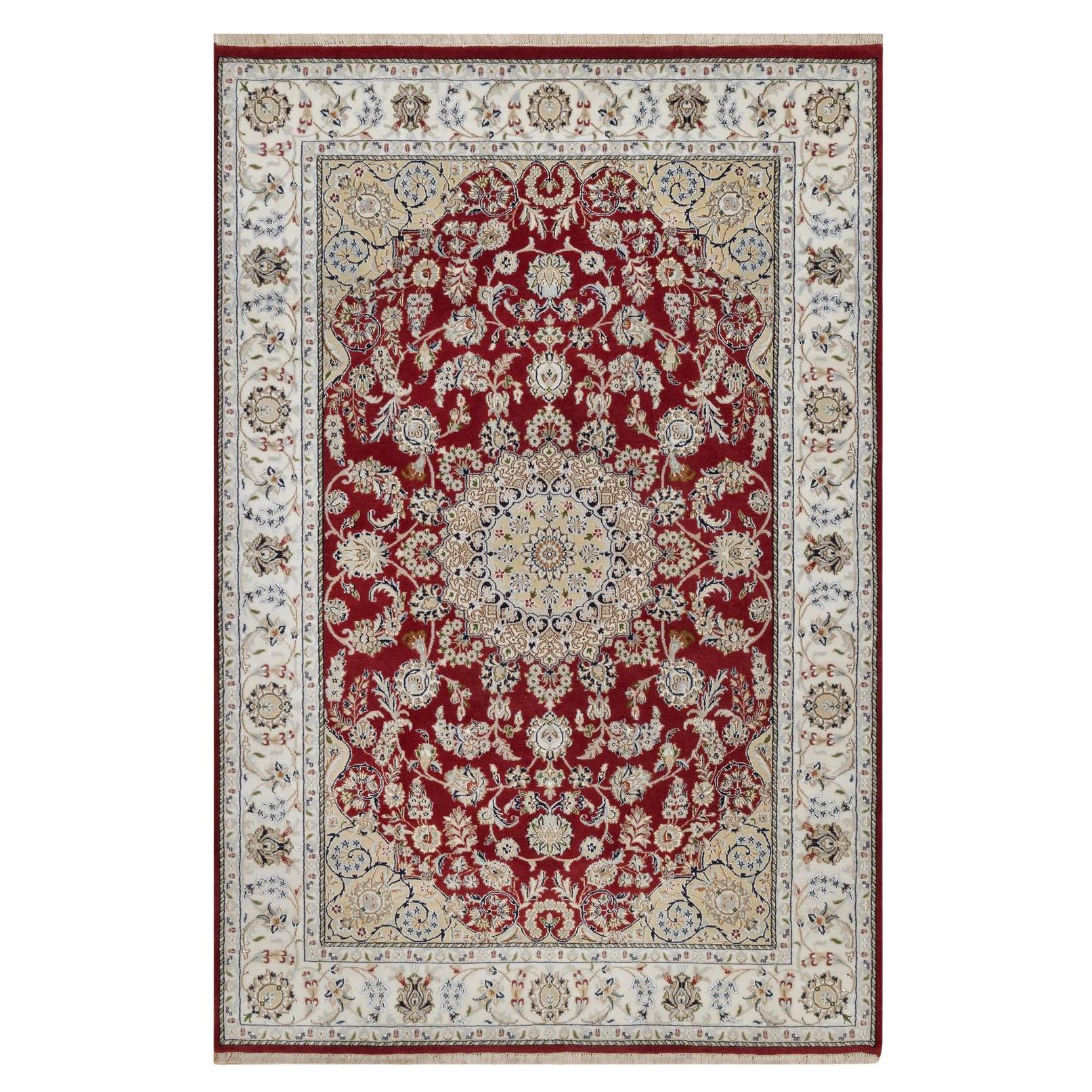 Tappeto orientale in lana e seta annodato a mano 6
x9
Red Nain with Medallion Design