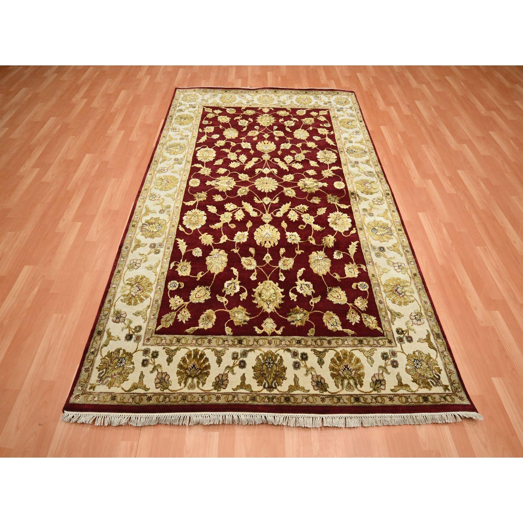 Rosso cremisi, Annodato a mano, Lana e seta, Pile morbido, Rajasthan con disegno di foglie all over, spesso e soffice, Tappeto orientale
Materiali primari: Lana e seta
Lattice: No Pile 
altezza: 0,25 pollici
Stile: Tradizionale
Colore primario:
