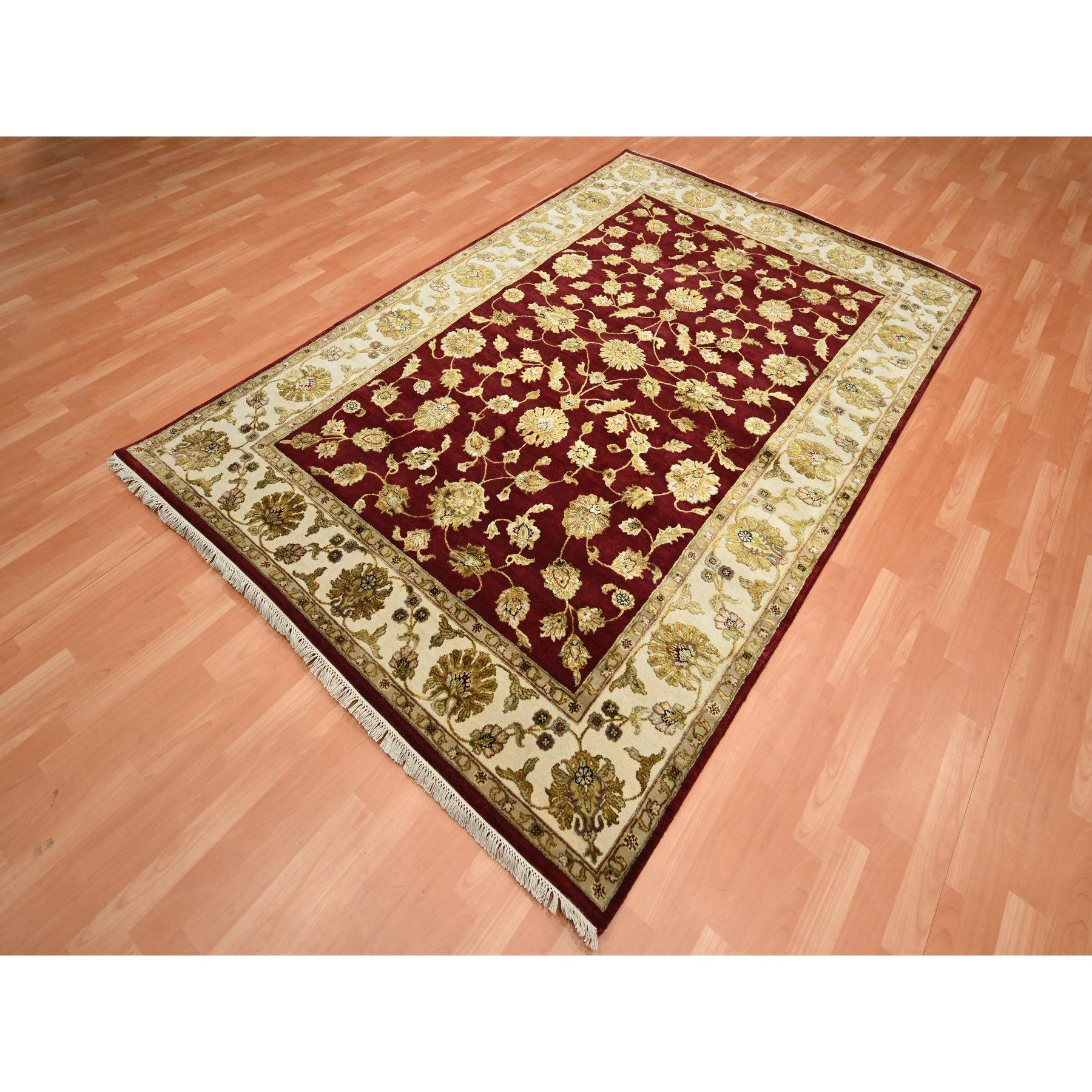 Medievale Tappeto orientale in lana e seta annodato a mano 6'x9' rosso del Rajasthan con disegno di foglie in vendita