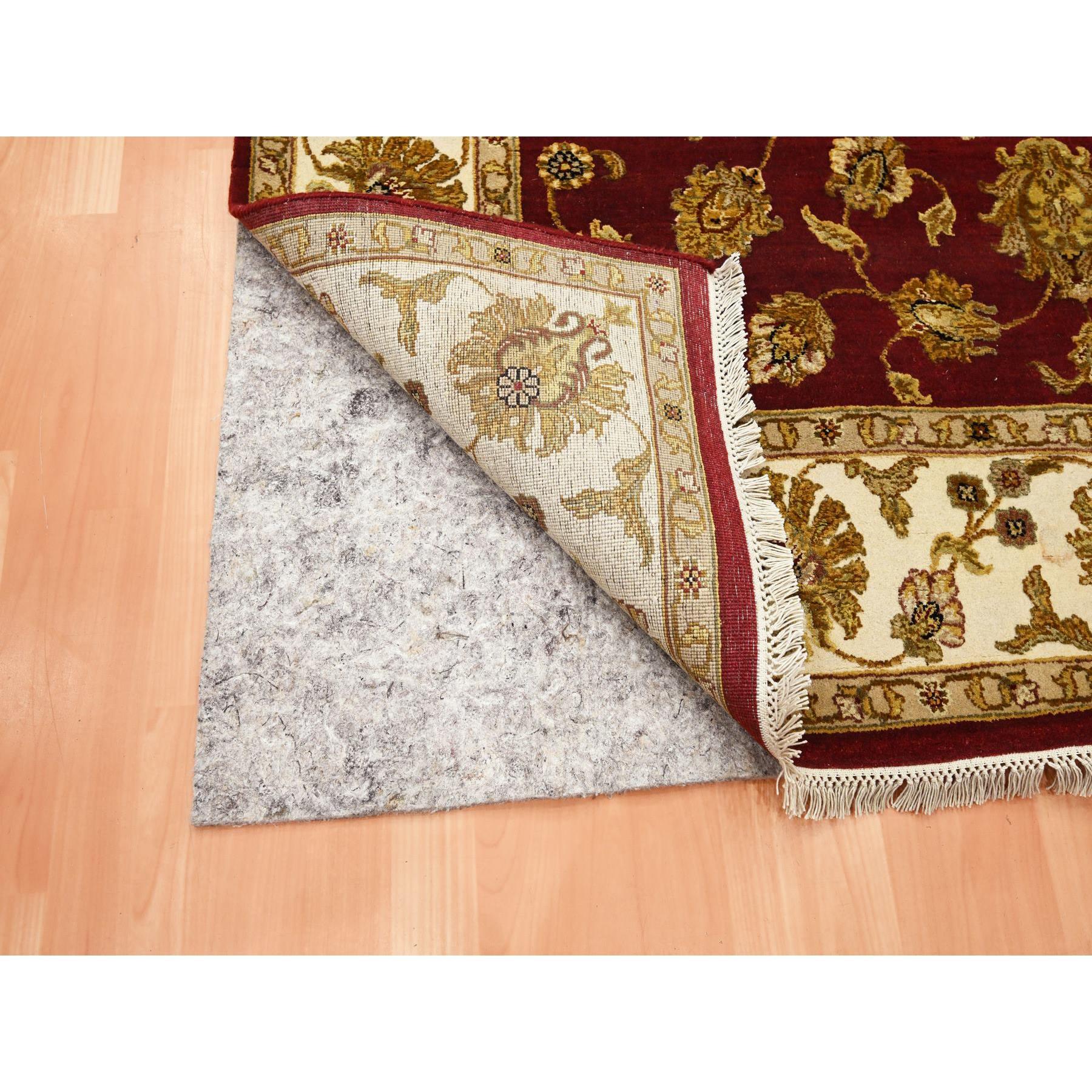 Indiano Tappeto orientale in lana e seta annodato a mano 6'x9' rosso del Rajasthan con disegno di foglie in vendita