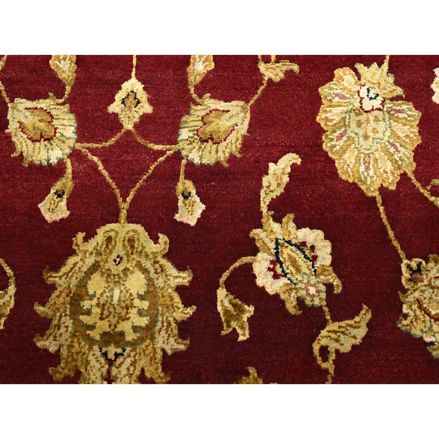 Seta Tappeto orientale in lana e seta annodato a mano 6'x9' rosso del Rajasthan con disegno di foglie in vendita