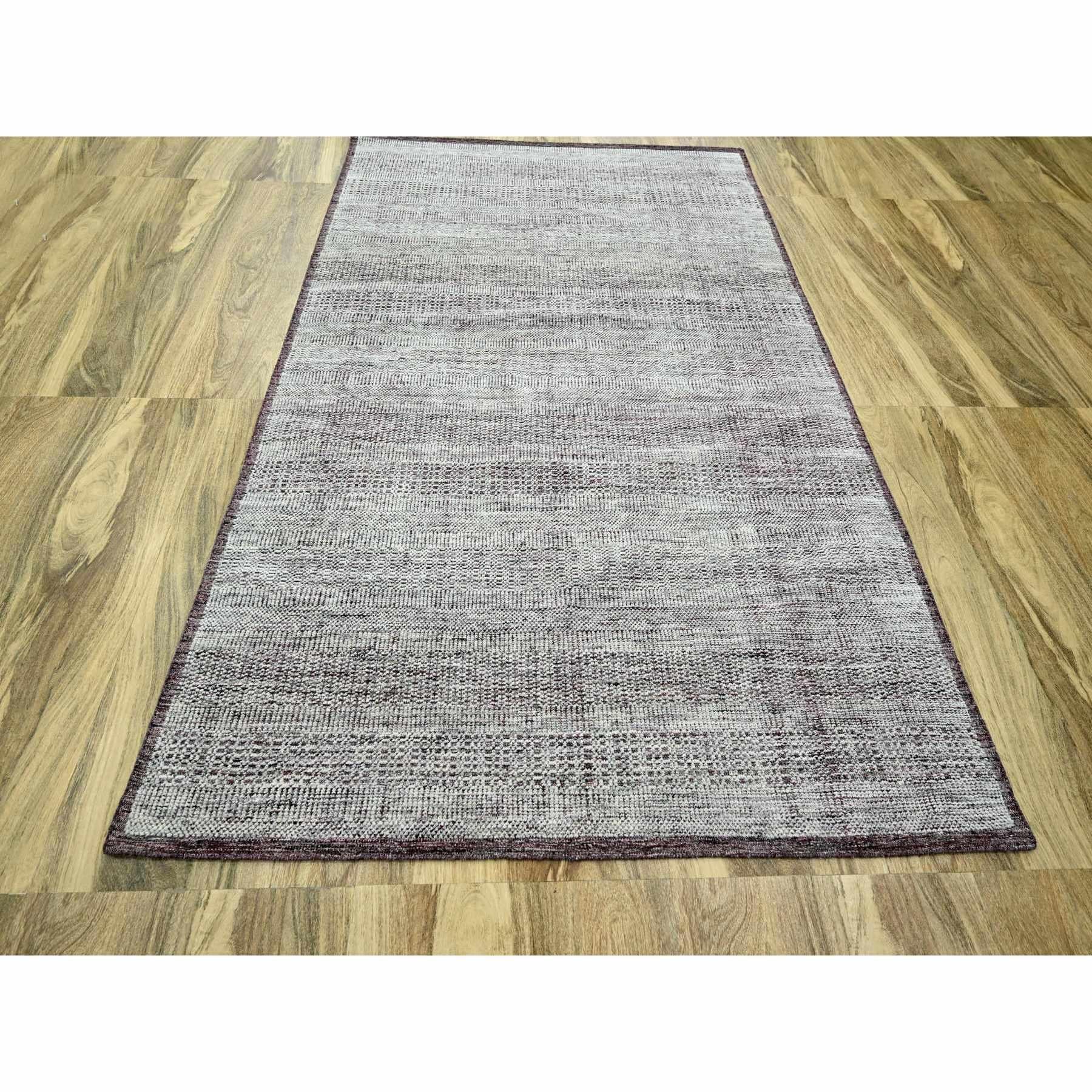 Weinrot mit Gänseblümchen Weiß, oxidiertes und abgenutztes Gras Design mit freiliegenden Kettfäden, 100% Wolle, handgeknüpft, Orientteppich
Primäre MATERIALIEN: Wolle
Latex: Kein Flor 
Höhe: 0,25 Zoll
Stil: AM Contemporary
Grundfarbe: Rot
Sekundäre