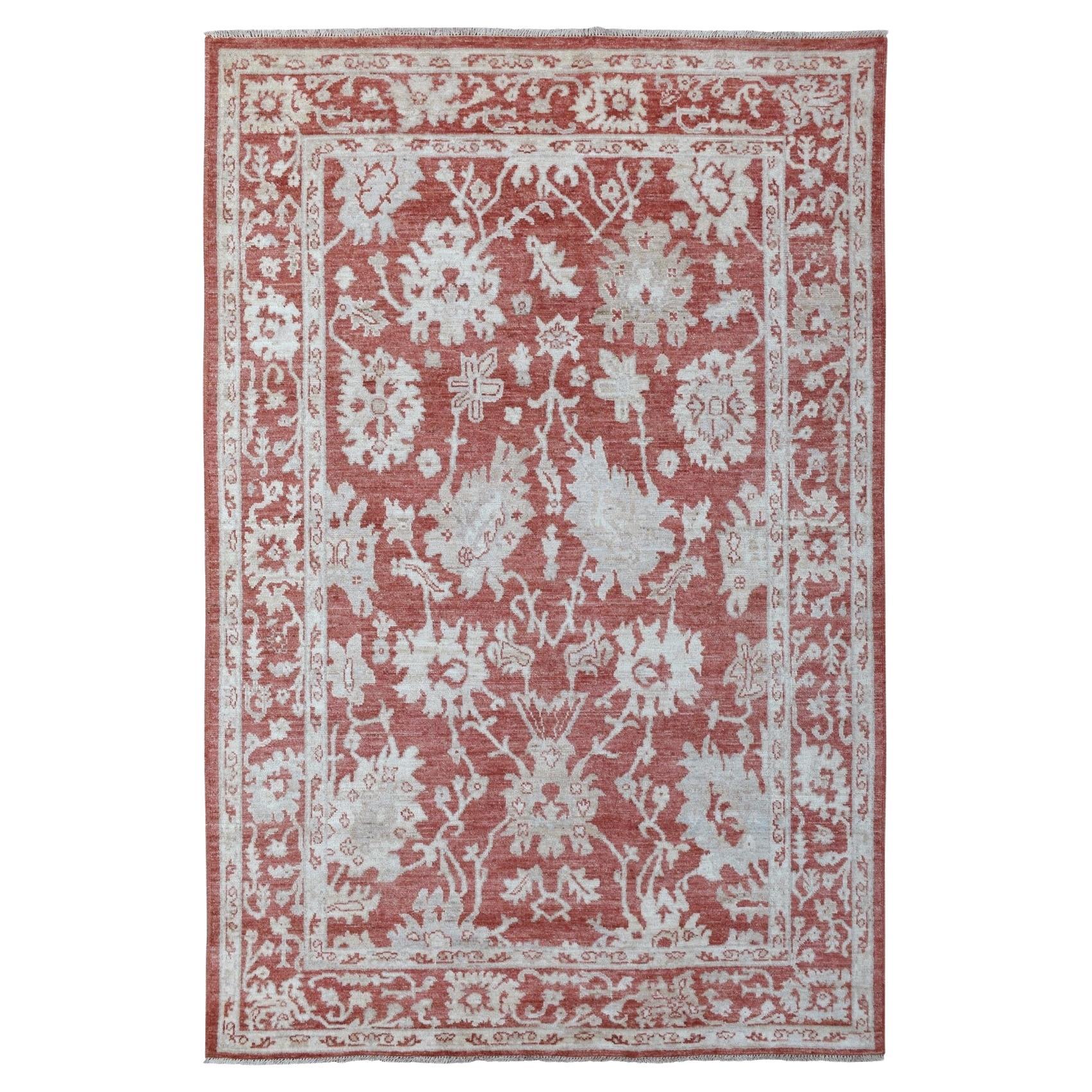 6
x9
 Tapis en laine Angora Oushak noué à la main, rouge avec des touches d
ivoire en vente