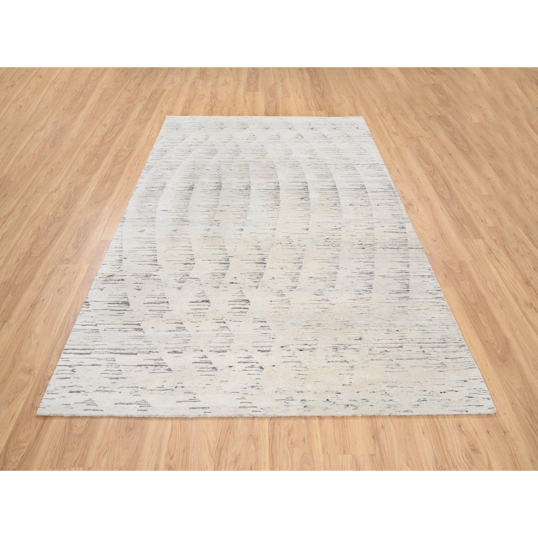 Moderno 6'x9' Tappeto orientale non colorato in lana naturale avorio tono su tono annodato a mano in vendita
