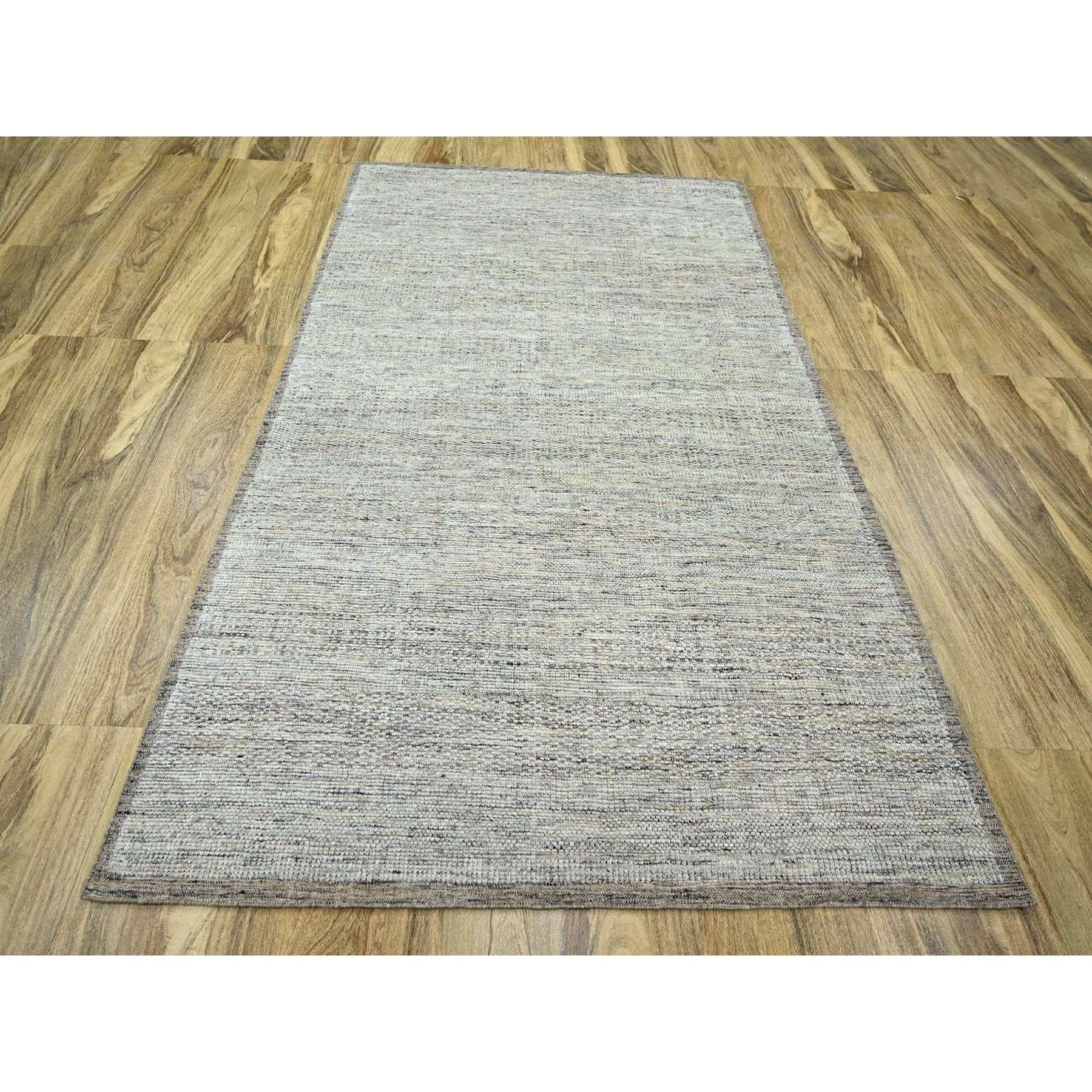 Holzbraun, handgeknüpft, strapaziertes und oxidiertes Grasmuster mit freiliegenden Kettfäden, reine Wolle, Orientteppich
Primäre MATERIALIEN: Wolle
Latex: Kein Flor 
Höhe: 0,25 Zoll
Stil: AM Contemporary
Grundfarbe: Braun
Sekundäre Farben: Beige,