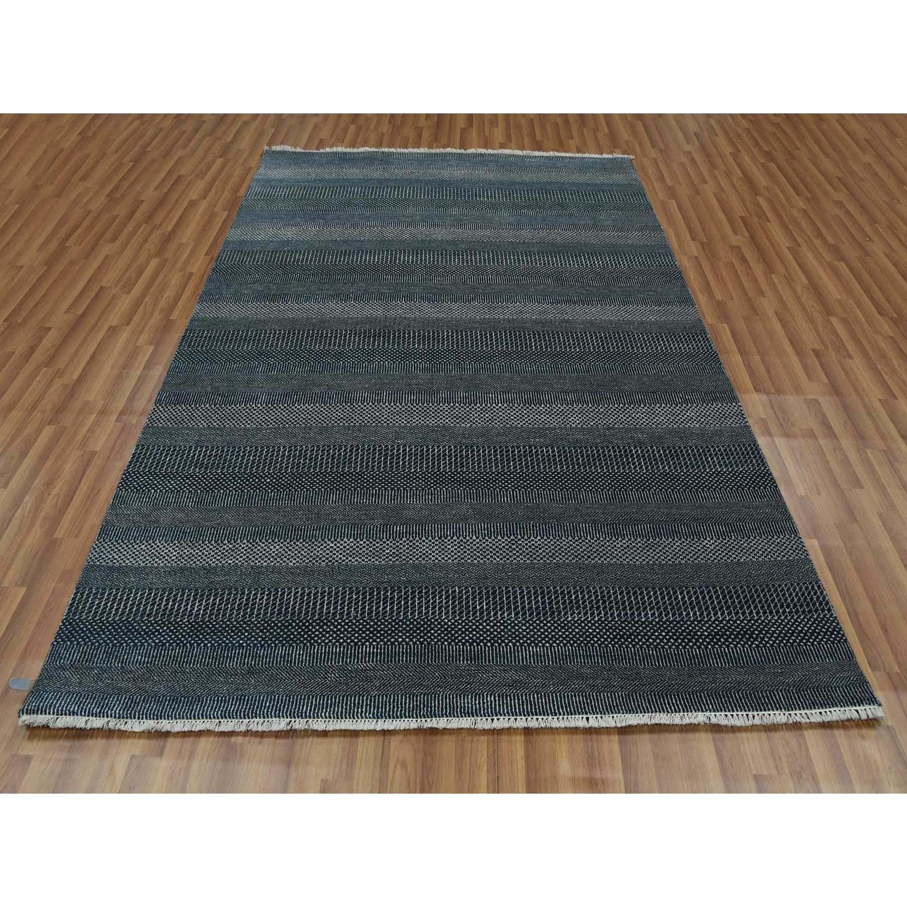 Dies ist eine wirklich echte one-of-a-kind Yankees Blau, dicht gewebt Ton in Ton, weich im Griff Wolle und Seide, handgeknüpft Gras Design, Orientteppich. Es wurde monatelang in jahrhundertealten Webtechniken geknüpft von 
Primäre MATERIALIEN: Wolle