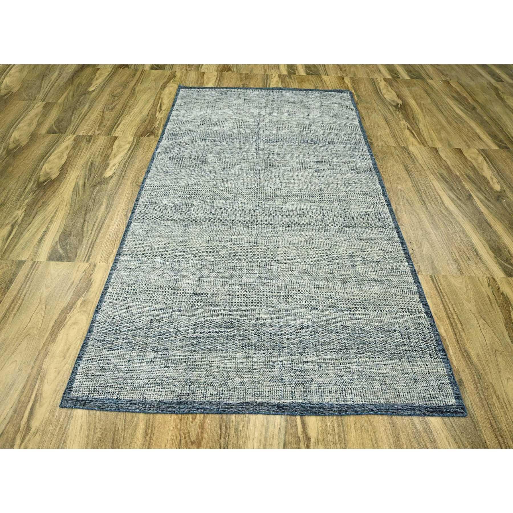 Bleu égéen, Design/One oxydé et vieilli avec chaînes apparentes, 100% laine, noué à la main, Tapis d'Orient
Matières premières : Laine
Latex : Pas de poils 
hauteur : 0,25 pouces
Style : Contemporain
Couleur primaire : bleu
Couleurs secondaires :