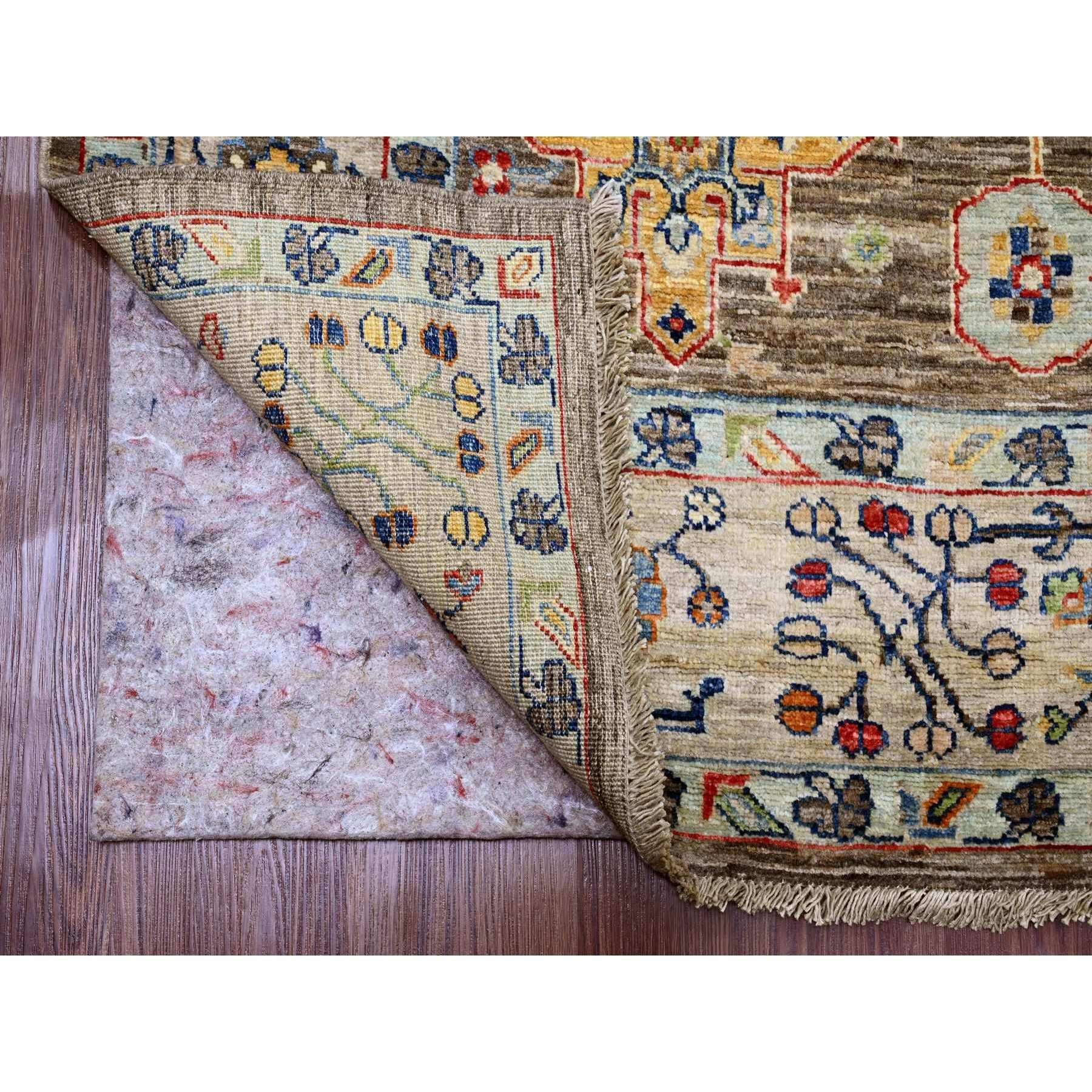 Mokkabraun, Afghan Peshawar mit Karajeh Design, Geometrische Medaillons, Aryana Collection, Handgeknüpft, High Mountain Wool, Orientteppich
Primäre MATERIALIEN: Wolle
Latex: Kein Flor 
Höhe: 0,25 Zoll
Stil: Transitional
Grundfarbe: Braun
Sekundäre
