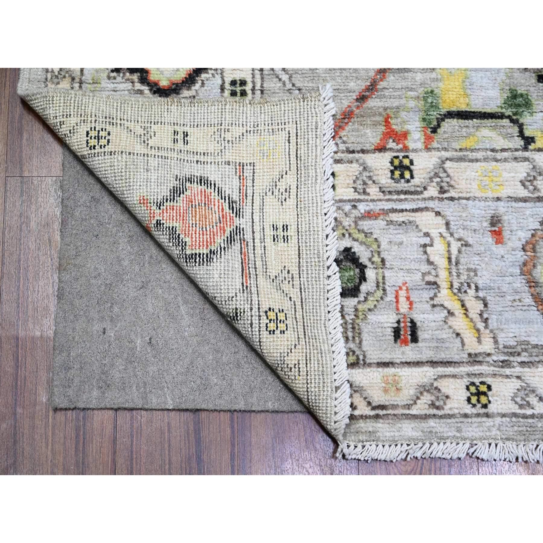 Gris argenté, Afghan Angora Oushak avec motif coloré Teintures naturelles, Laine douce nouée à la main, Tapis d'Orient
Matières premières : Laine
Latex : Pas de poils 
hauteur : 0,25 pouces
Style : Transitionnel
Couleur primaire : Gris
Couleurs