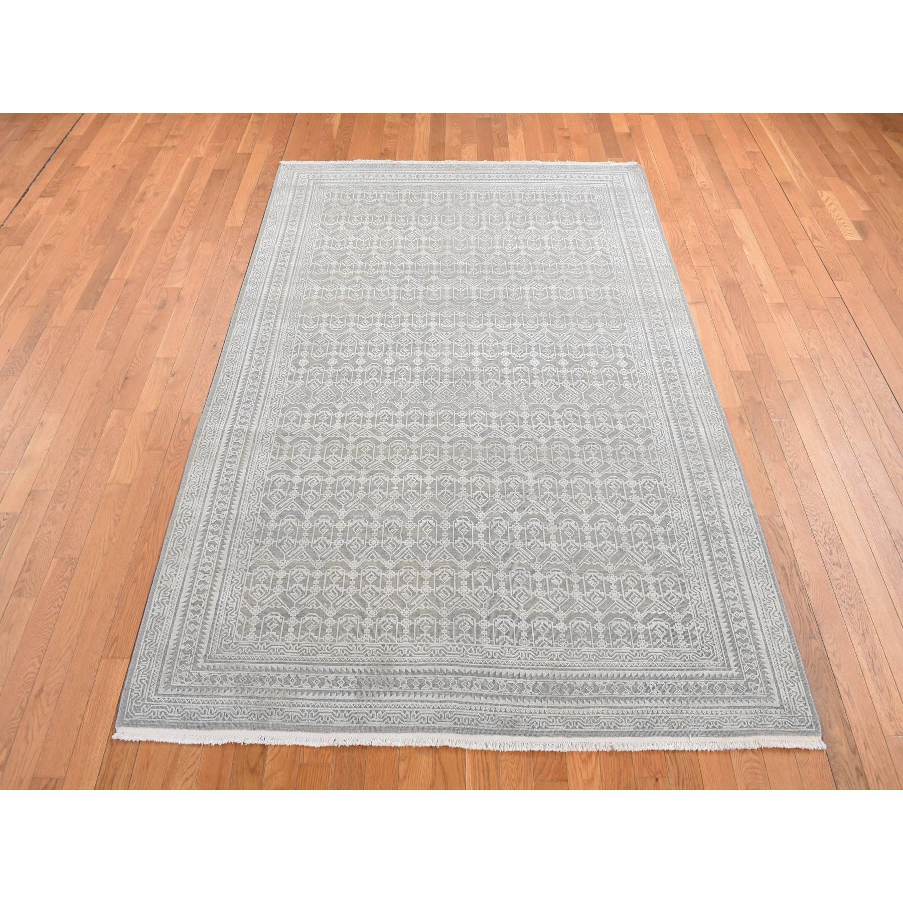 Tappeto orientale in grigio argento antico, pura seta con lana strutturata, disegno gioiello ripetitivo tono su tono, annodato a mano.
Materiali primari: Lana e seta
Lattice: No Pile 
altezza: 0,25 pollici
Stile: Di transizione
Colore primario: