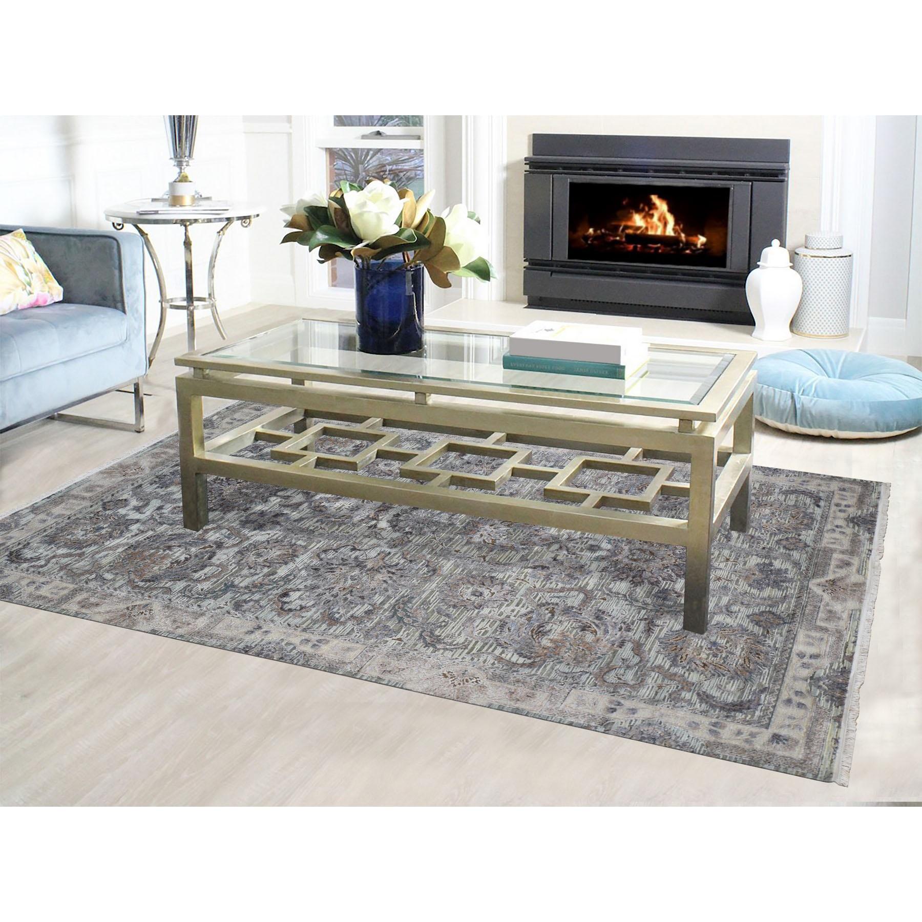 Il s'agit d'un véritable tapis d'Orient noué à la main, en soie et laine texturée, au Design/One. Il a été noué pendant des mois et des mois selon les techniques séculaires du tissage persan par des artisans experts.
Matériaux primaires : Laine et