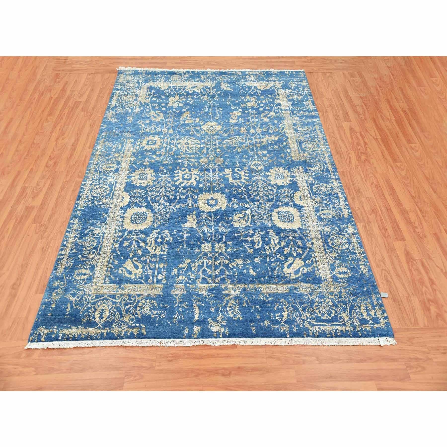 Si tratta di un autentico tappeto orientale blu denim, con disegno Tabriz persiano cancellato, annodato a mano in lana e seta. È stato annodato per mesi e mesi con tecniche di tessitura secolari da esperti artigiani.
Materiali primari: Lana e