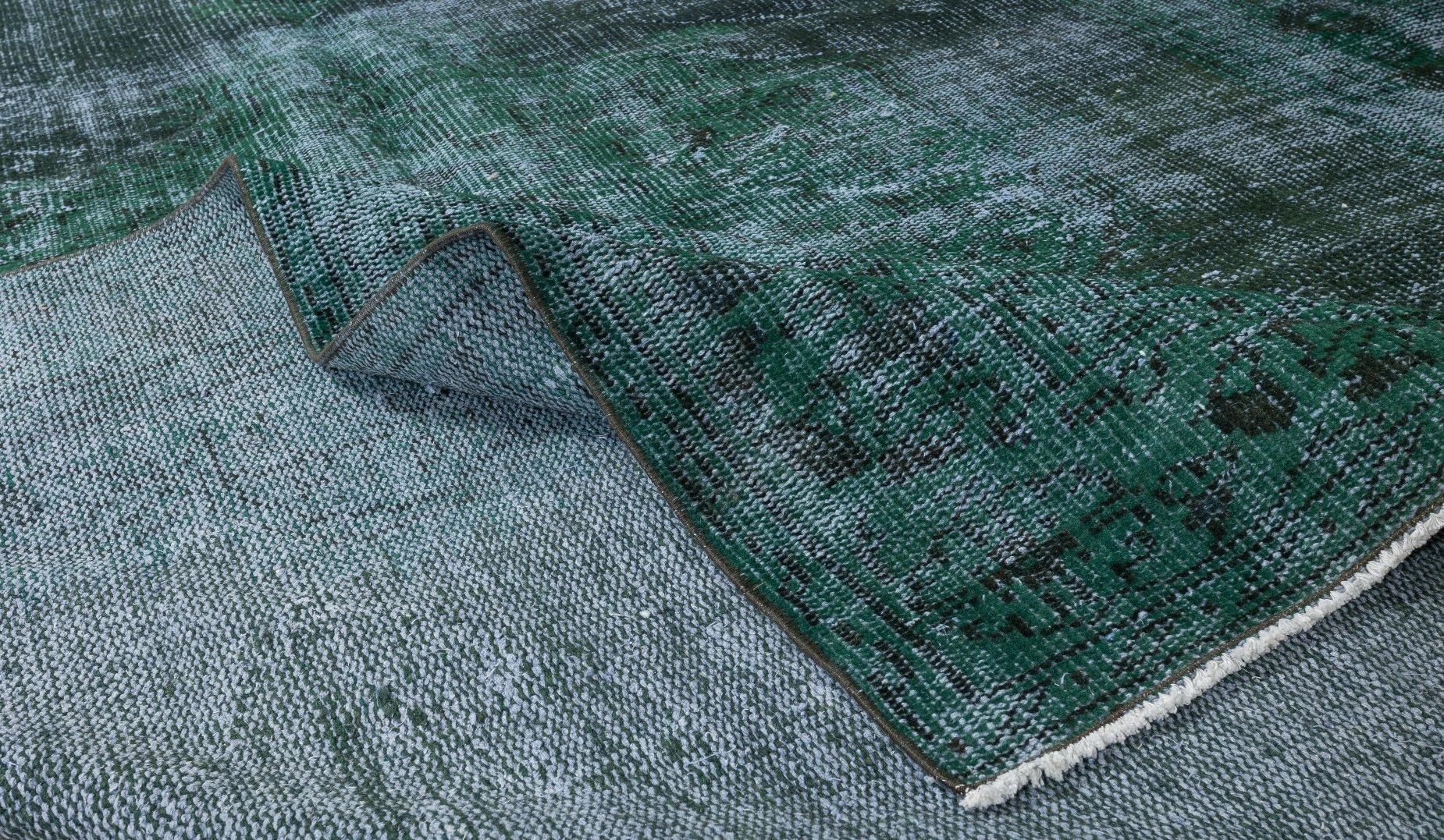 Moderne Tapis en laine turque du milieu du siècle 6x9,2 pieds, fait à la main et surteints en vert émeraude en vente