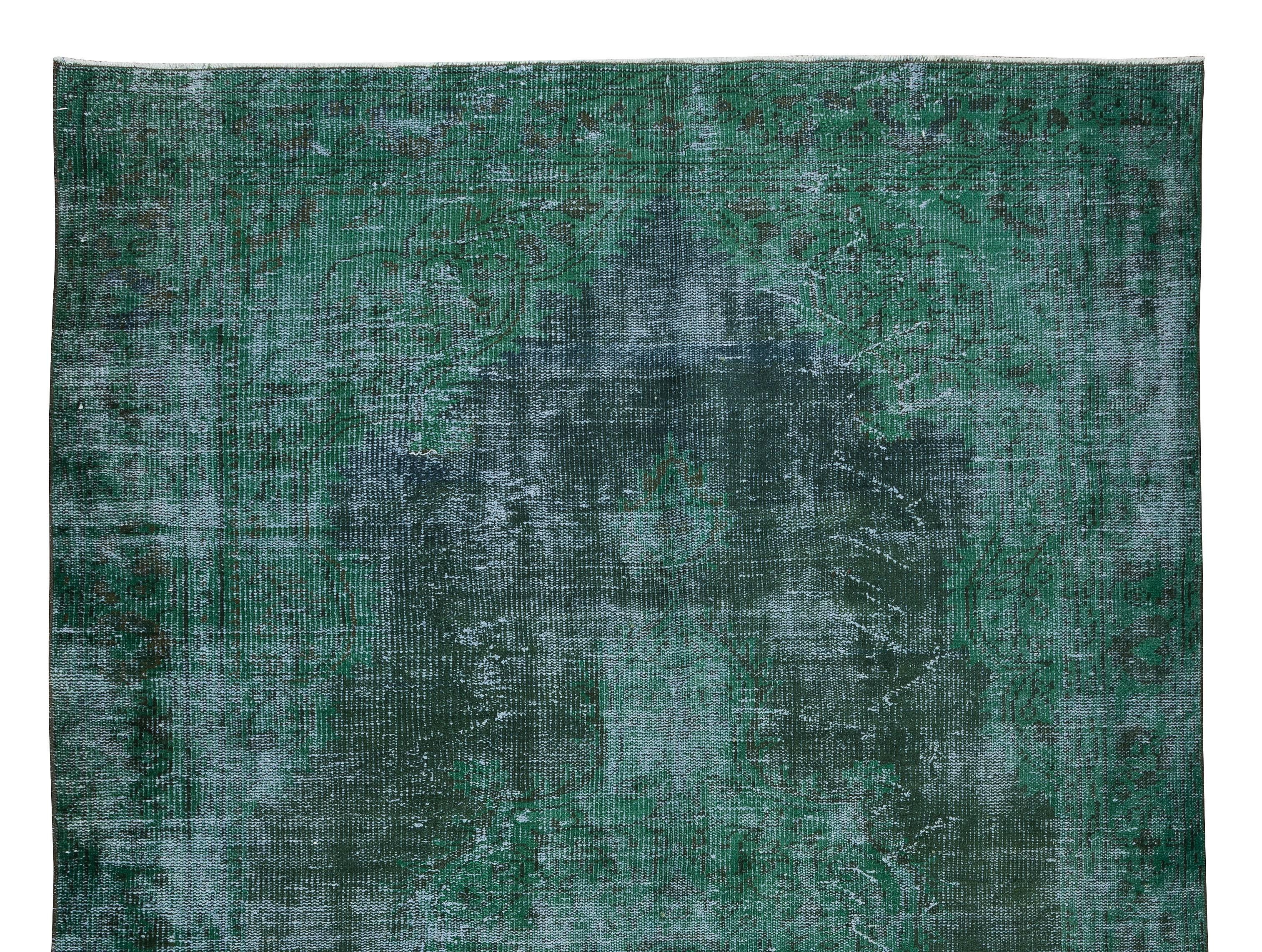 Turc Tapis en laine turque du milieu du siècle 6x9,2 pieds, fait à la main et surteints en vert émeraude en vente