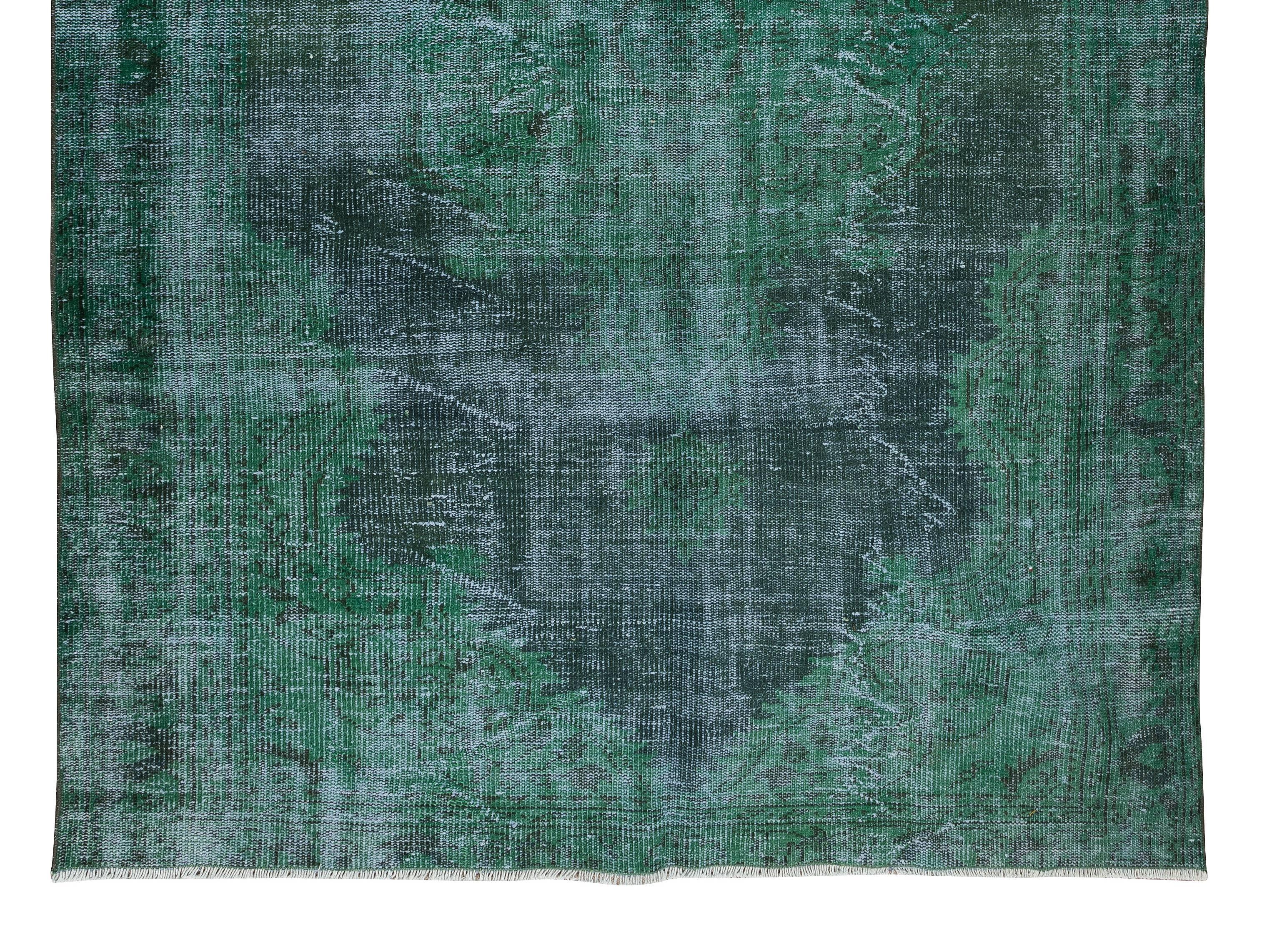 Noué à la main Tapis en laine turque du milieu du siècle 6x9,2 pieds, fait à la main et surteints en vert émeraude en vente