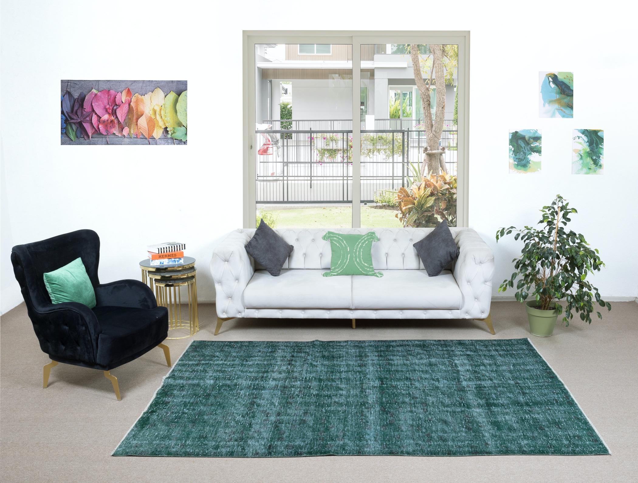 Nos tapis surteints sont tous des pièces vintage nouées à la main qui sont recréées dans notre atelier pour répondre à un plus large éventail de choix de décoration intérieure, du moderne au côtier, de l'industriel au rustique/cottage. Ces tapis
