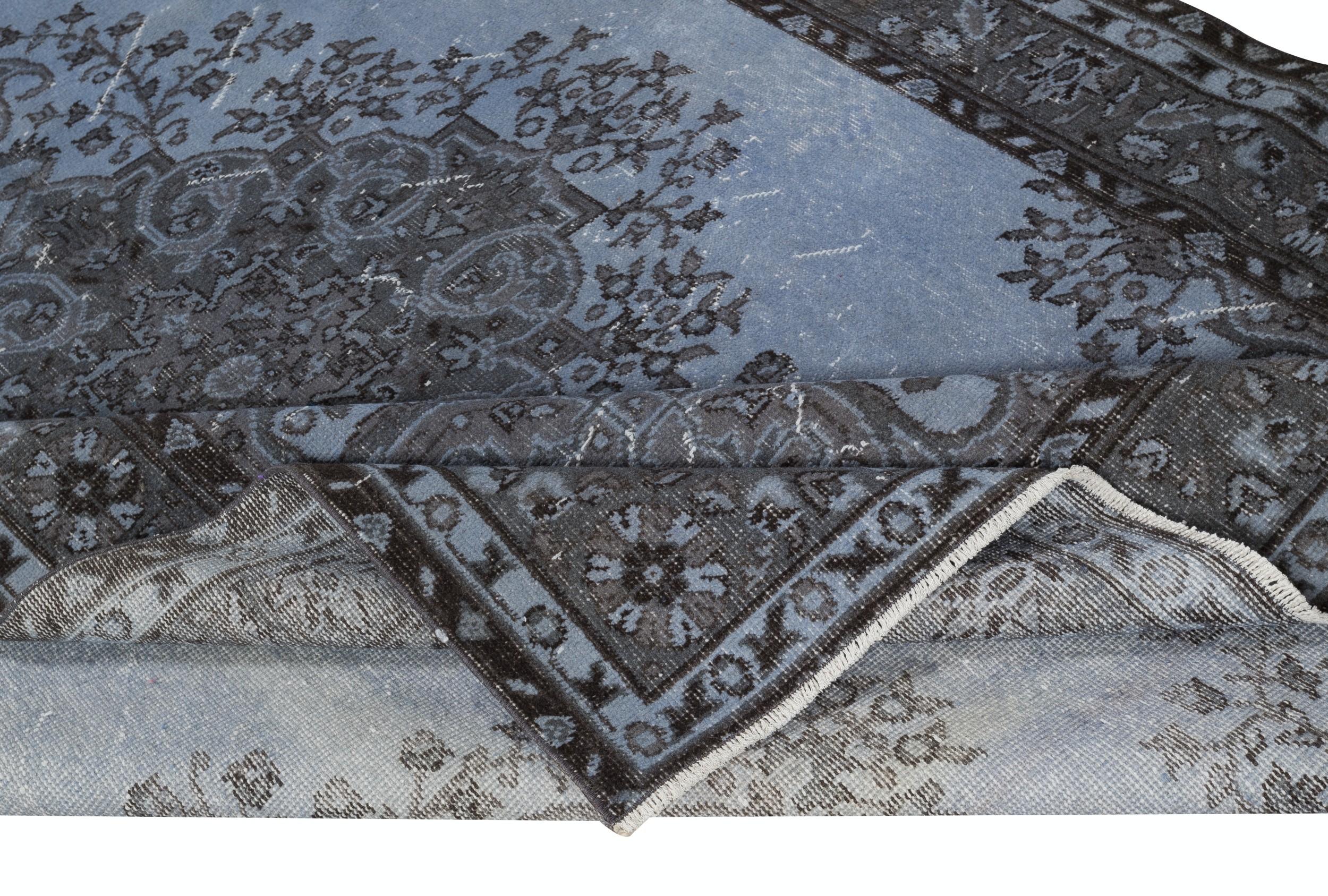 Moderno 6x9.2 Ft Tappeto turco moderno annodato a mano di colore blu con design a medaglione in vendita