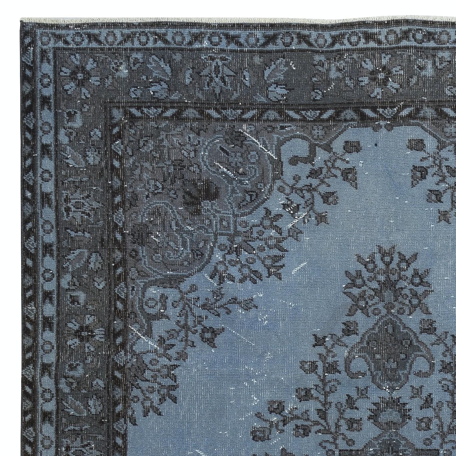 Turco 6x9.2 Ft Tappeto turco moderno annodato a mano di colore blu con design a medaglione in vendita