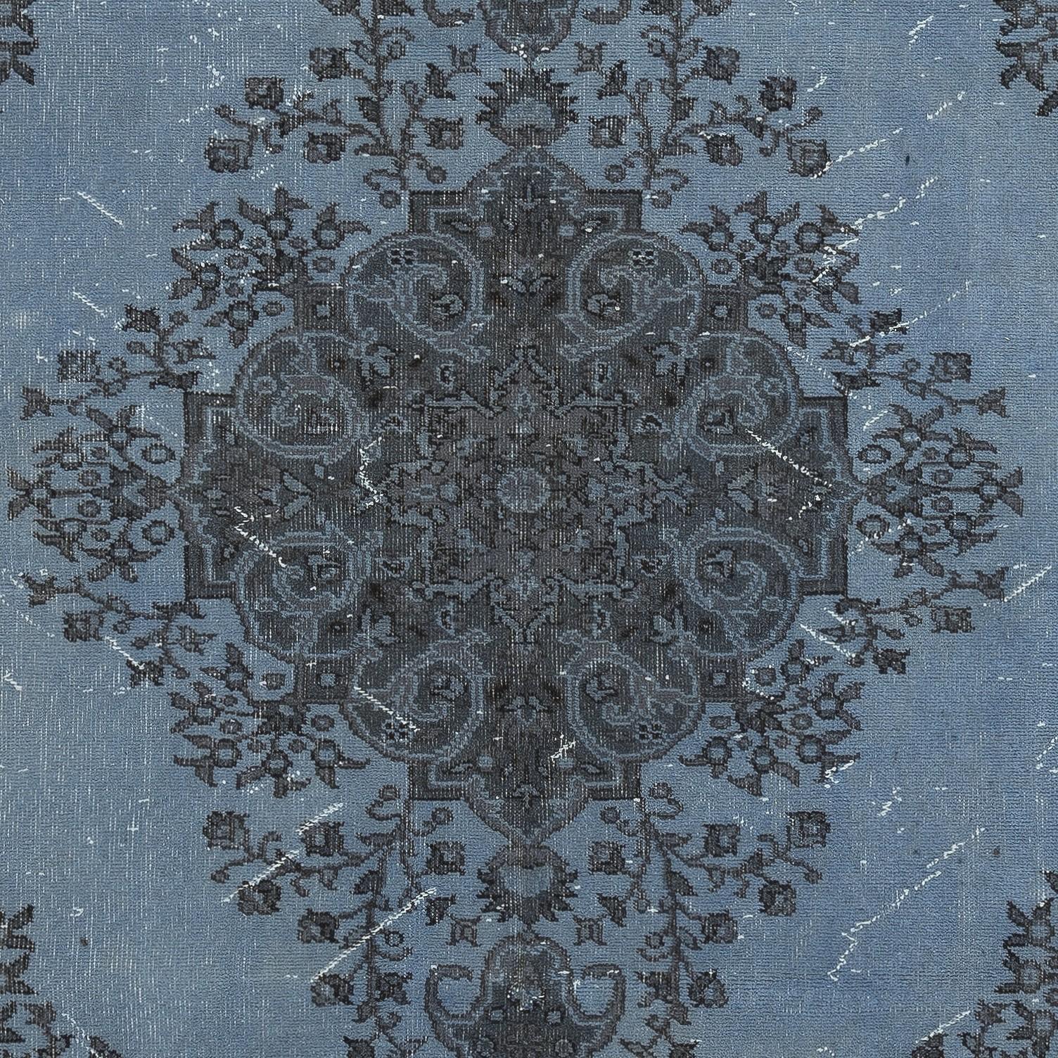 Annodato a mano 6x9.2 Ft Tappeto turco moderno annodato a mano di colore blu con design a medaglione in vendita