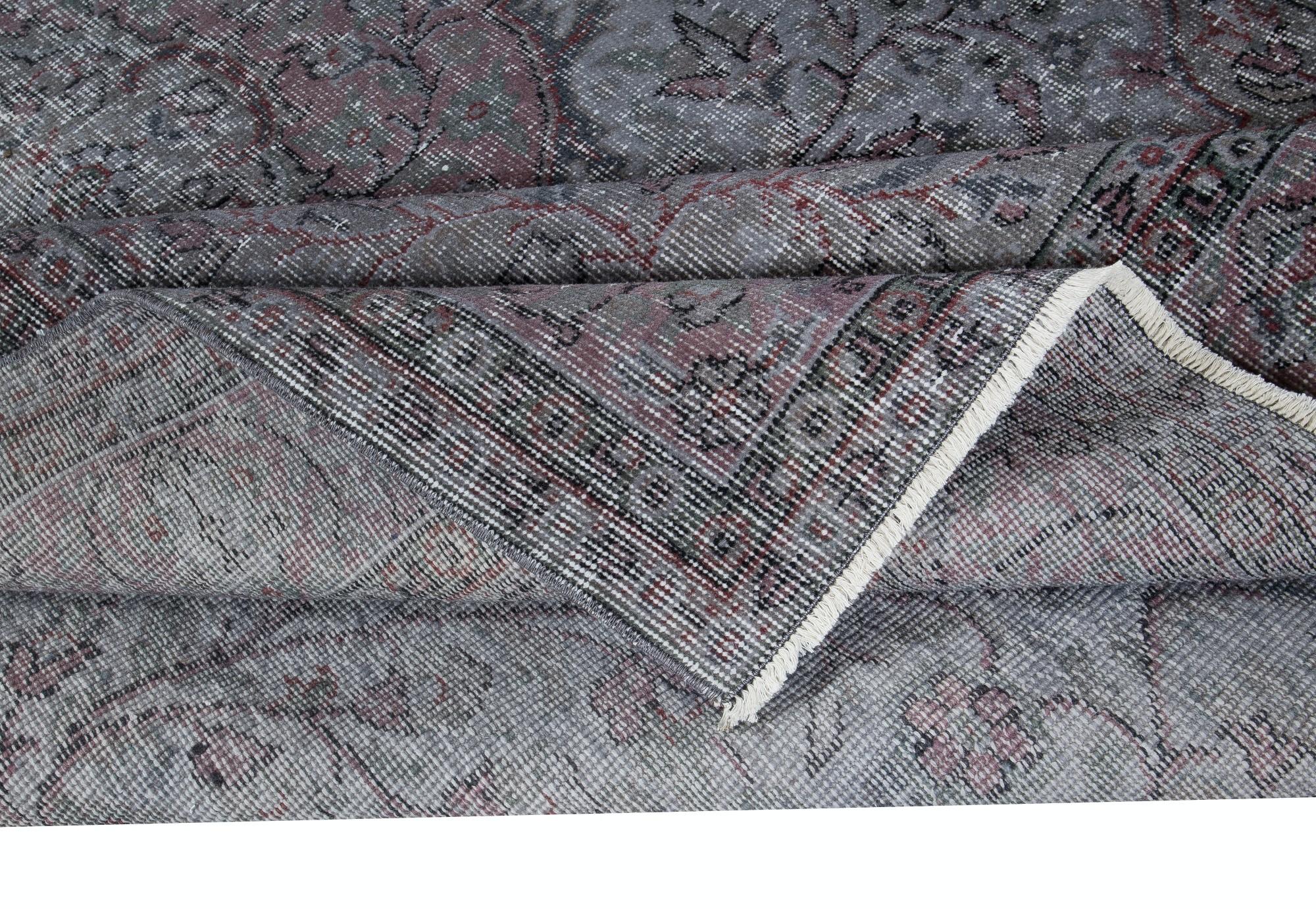 6x9.2 Ft Moderner handgefertigter Teppich in Grau & Weichrot, türkischer niedriger Florteppich (Türkisch) im Angebot