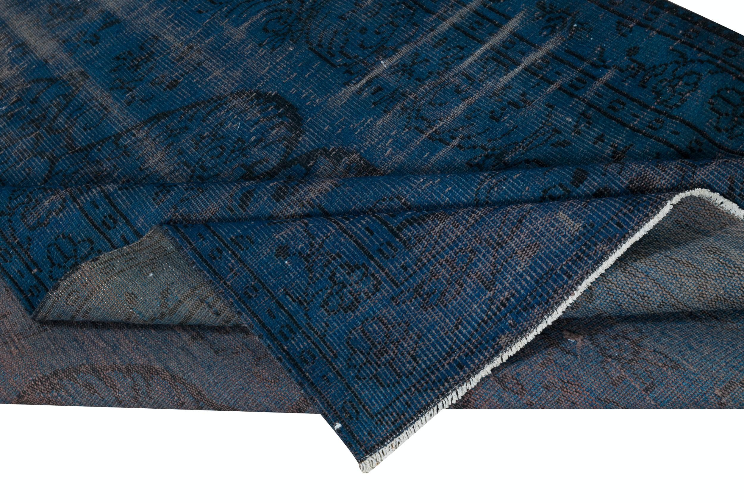 Moderno Tappeto turco fatto a mano di colore blu navy 6x9.2 Ft per interni contemporanei in vendita