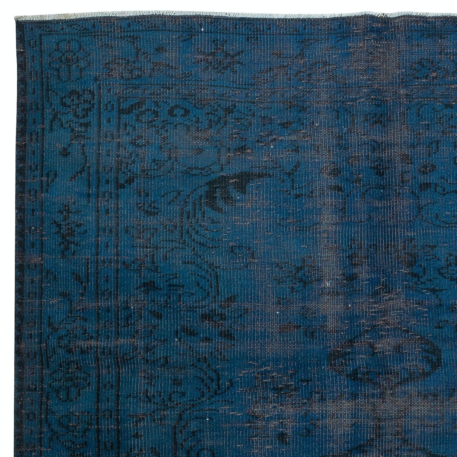 Turco Tappeto turco fatto a mano di colore blu navy 6x9.2 Ft per interni contemporanei in vendita