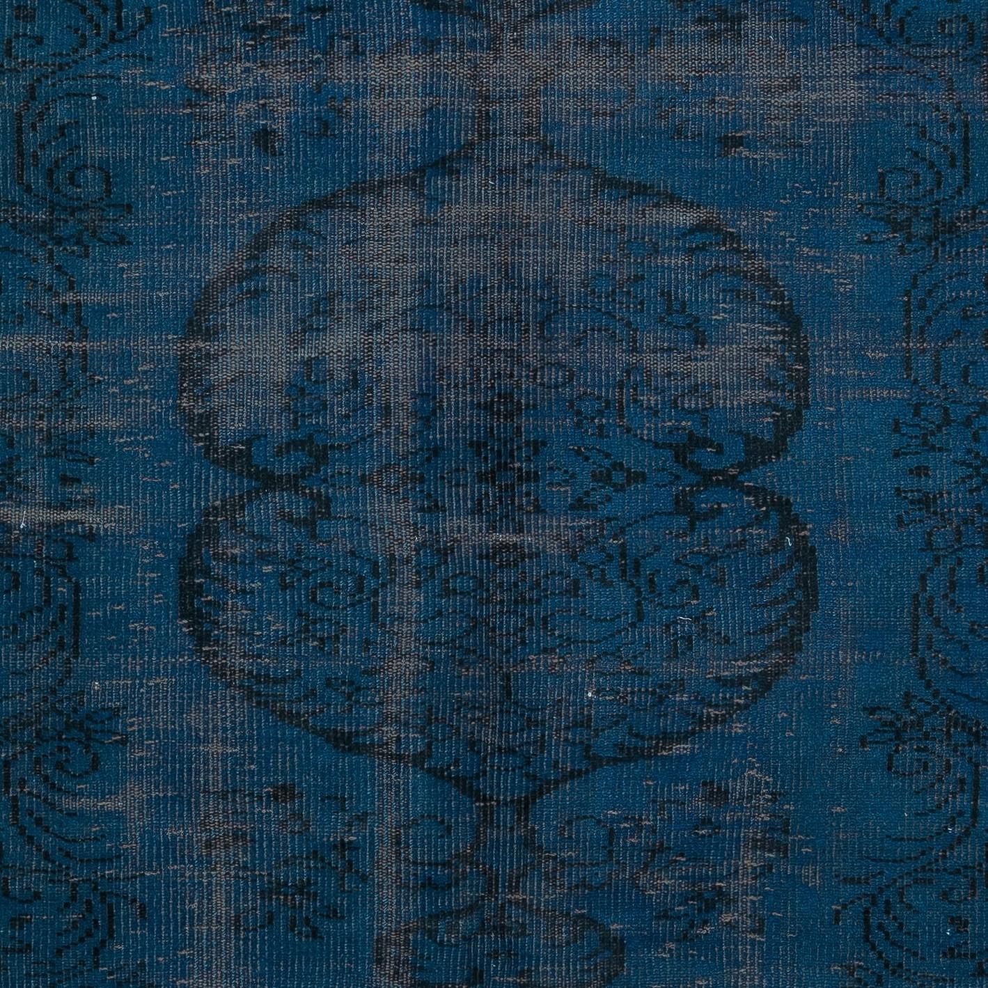 Annodato a mano Tappeto turco fatto a mano di colore blu navy 6x9.2 Ft per interni contemporanei in vendita
