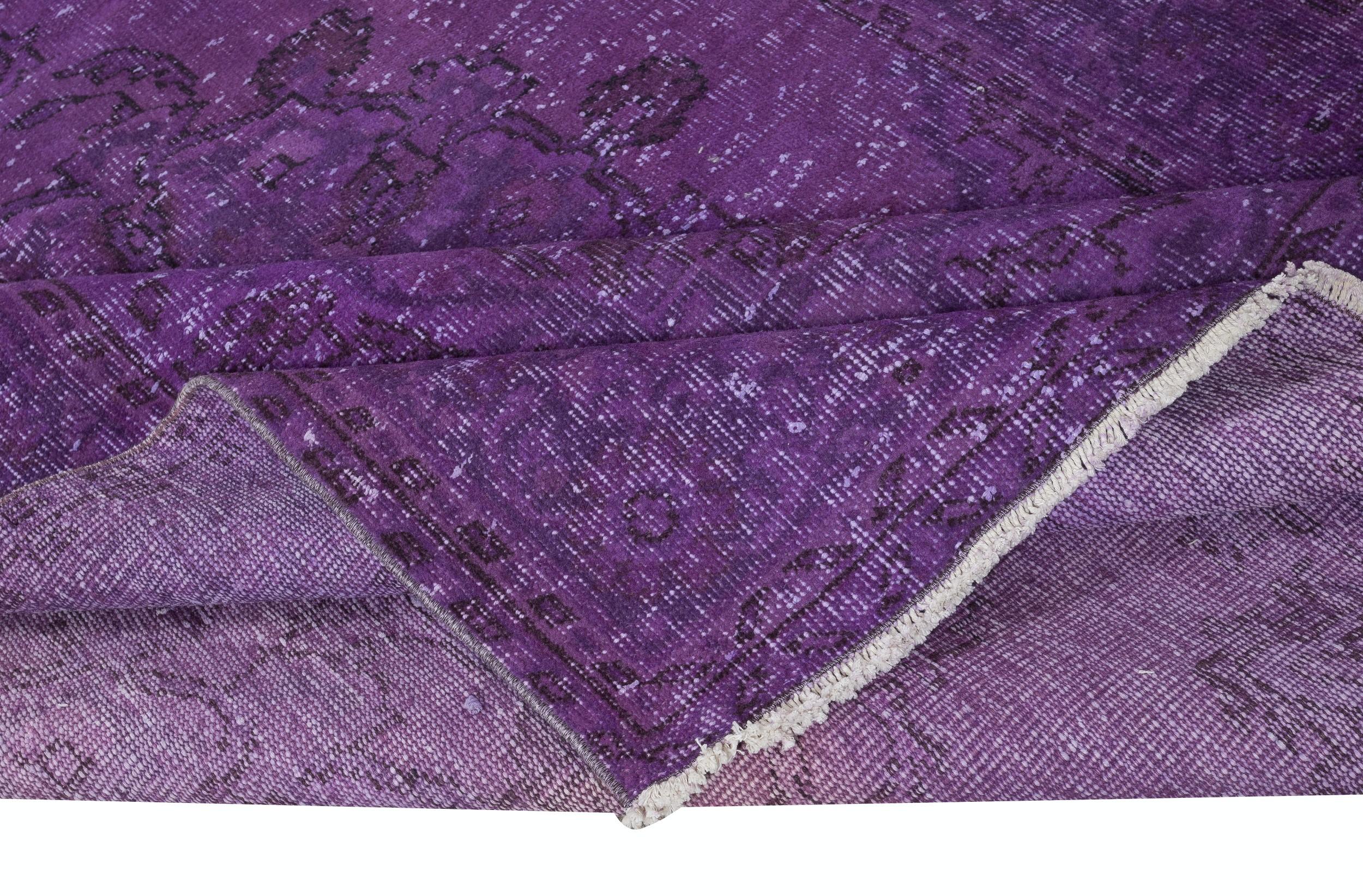 Moderno Tappeto vintage turco 6x9.2 Ft tinto in viola per interni moderni in vendita