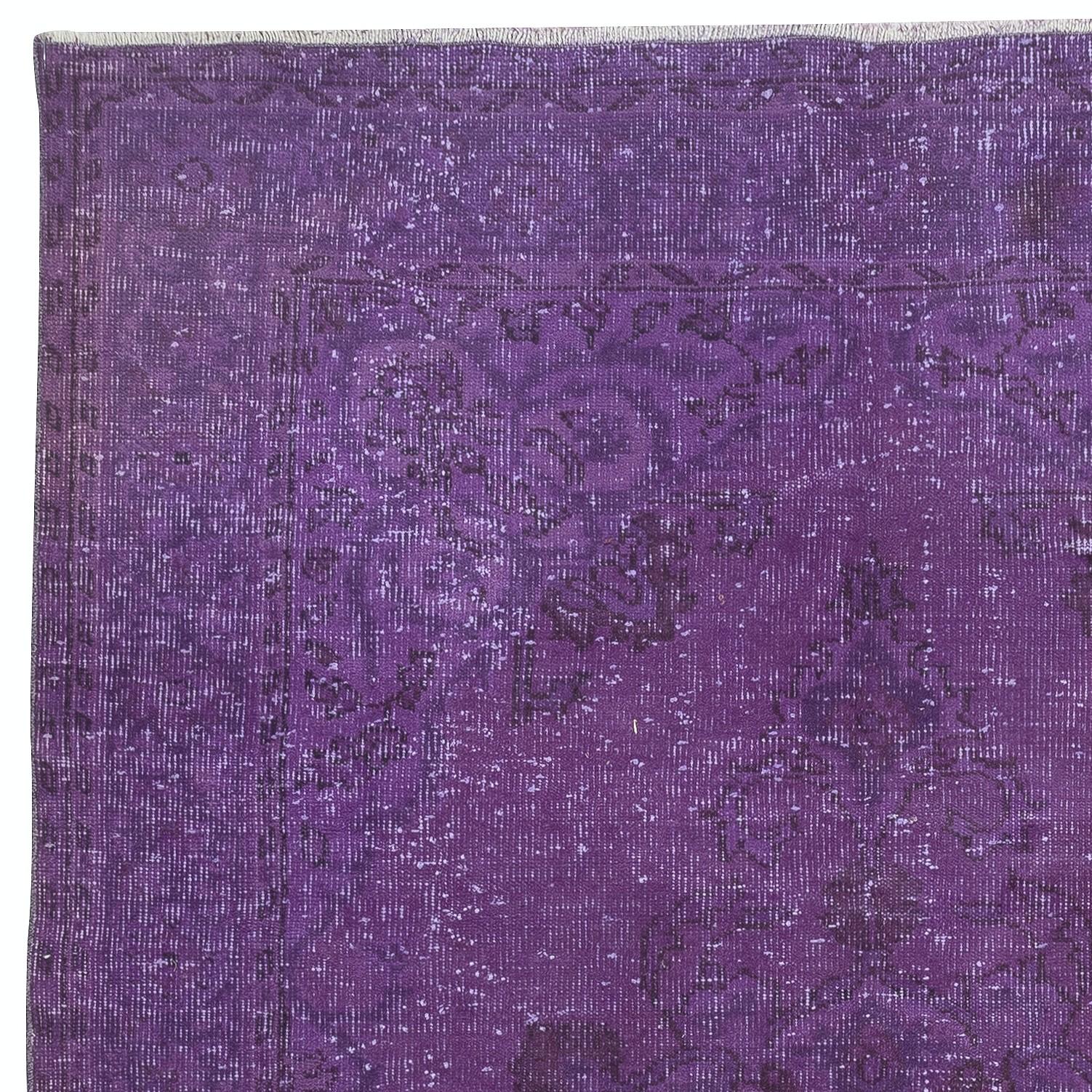 Turco Tappeto vintage turco 6x9.2 Ft tinto in viola per interni moderni in vendita