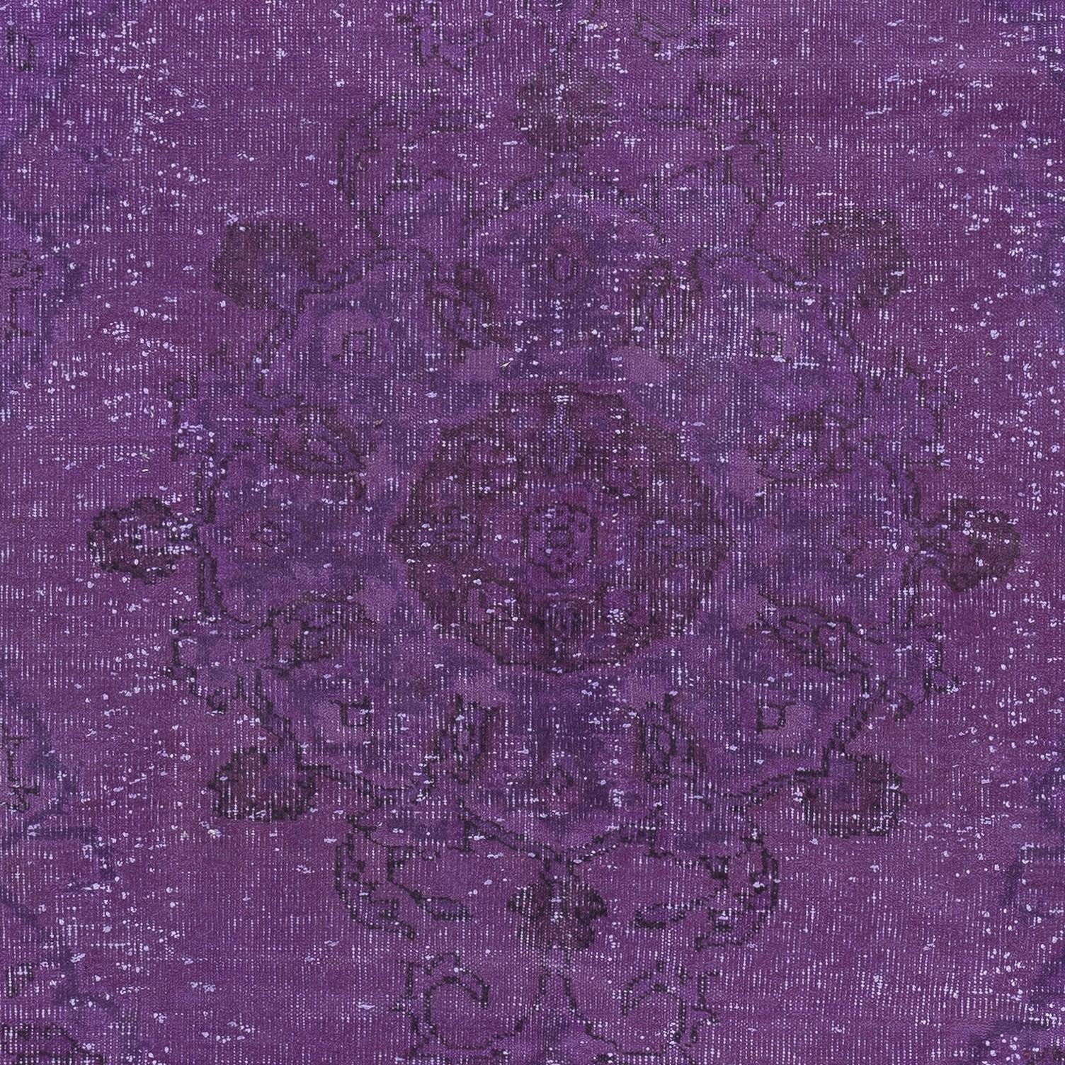 Annodato a mano Tappeto vintage turco 6x9.2 Ft tinto in viola per interni moderni in vendita