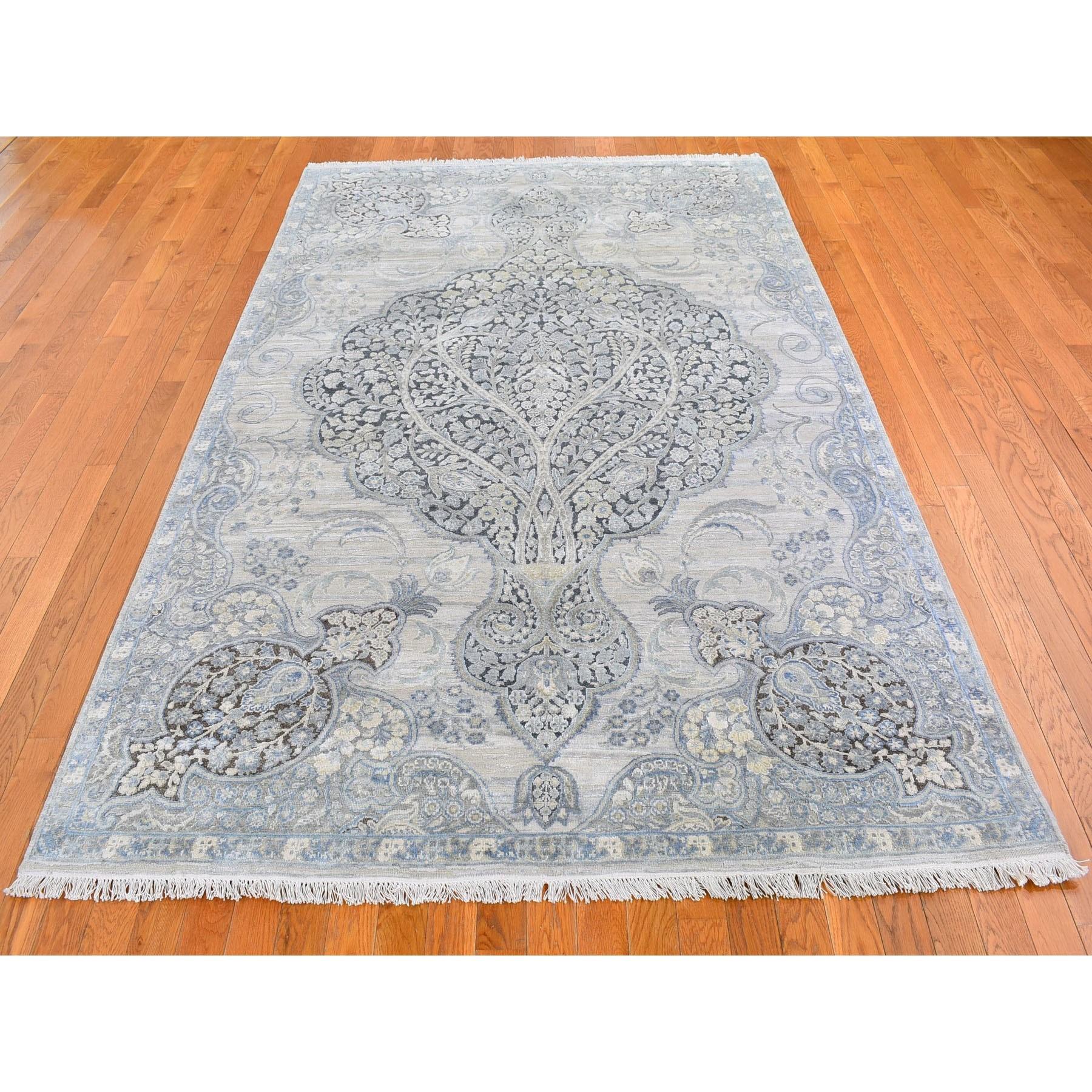 Dies ist eine wirklich echte one-of-a-kind Elfenbein Seide mit strukturierter Wolle Baum des Lebens Meditation Design Hand geknüpft orientalischen Teppich. Es wurde monatelang von erfahrenen Handwerkern in der jahrhundertealten persischen Webtechnik