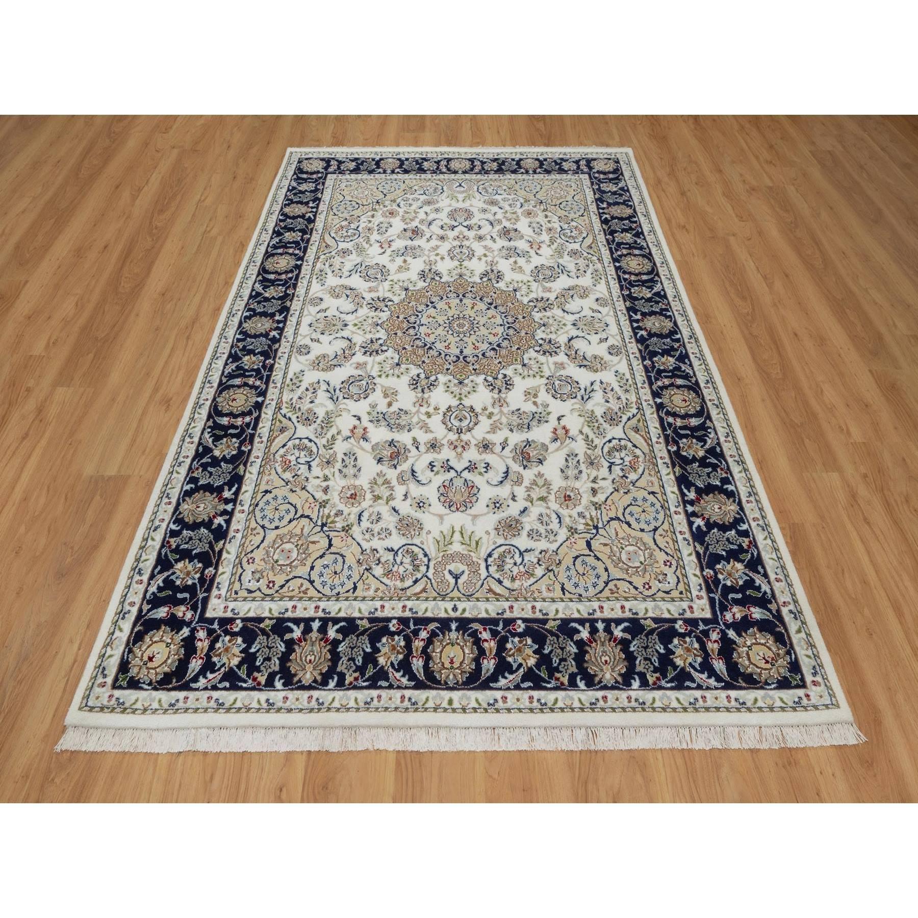 Puderweiß, Wolle und Seide, 250 KPSI, Nain mit Blumenmedaillon-Design, handgeknüpft, weicher Flor, Orientteppich<br /><br />Primäre MATERIALIEN: Wolle & SeideLatex: NeinFlorhöhe: 0.25 InchesStil: TraditionellHauptfarbe: ElfenbeinSekundärfarben: