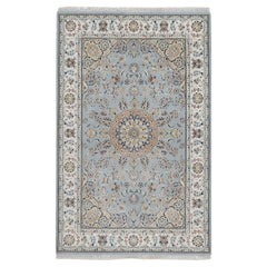 6
x9
2" Pigeon Blue Nain with Flower Design Tappeto in lana e seta annodato a mano