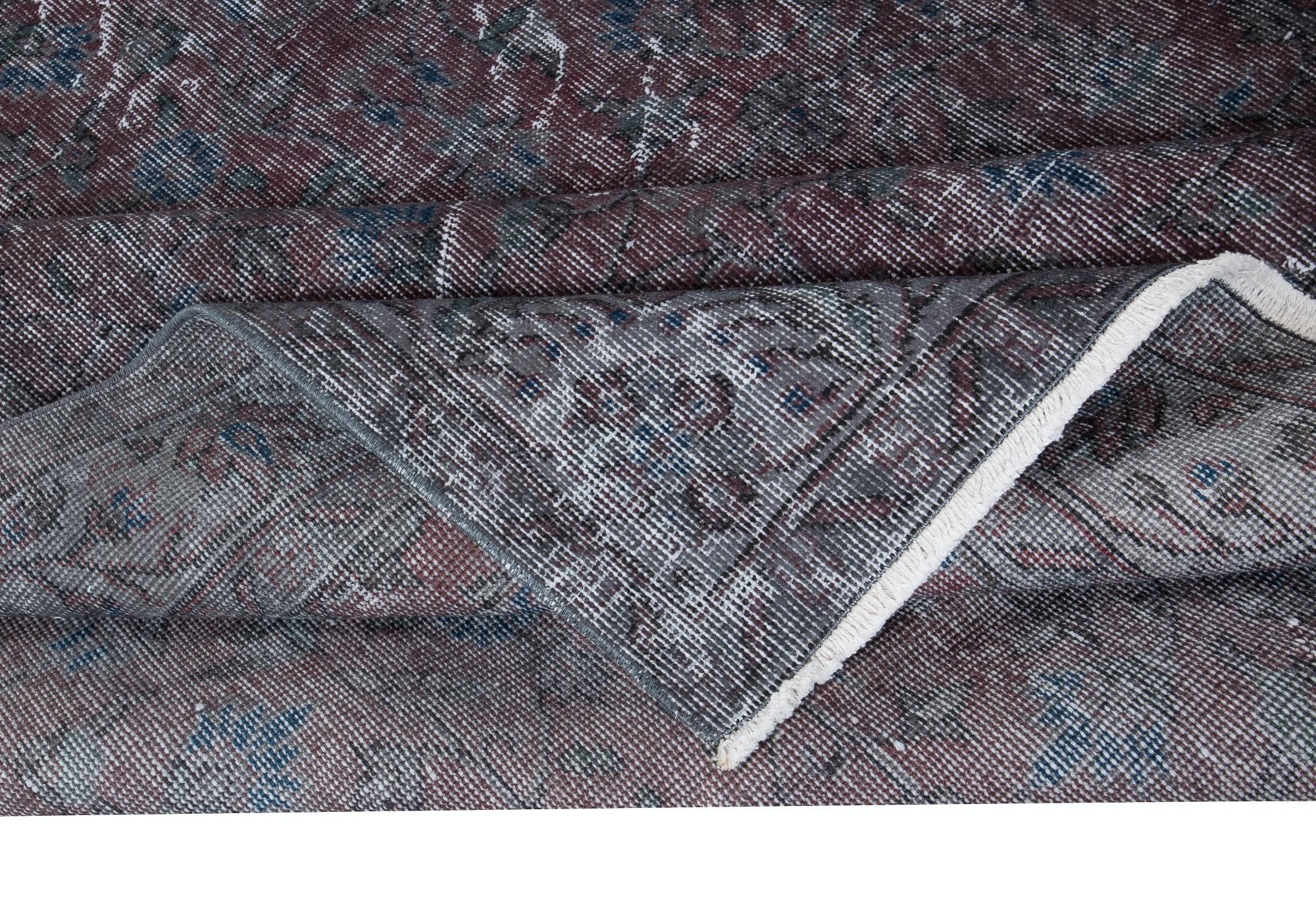 Moderne 6x9.3 Ft Distressed Handmade Rug in Gray & Faded Red, Idéal pour les intérieurs modernes en vente
