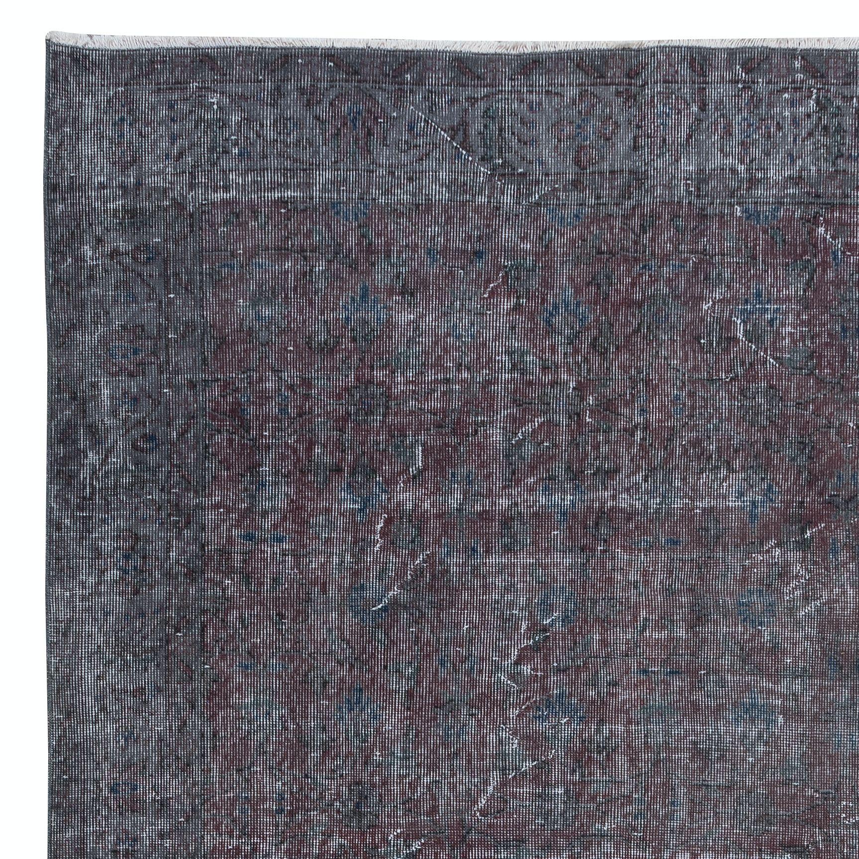 Hand-Woven 6x9.3 Ft Distressed Handmade Rug in Gray & Faded Red, Ideal for Modern Interiors For Sale