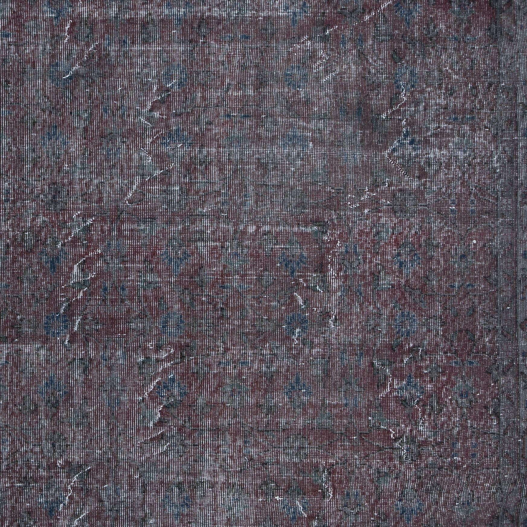 Tissé à la main 6x9.3 Ft Distressed Handmade Rug in Gray & Faded Red, Idéal pour les intérieurs modernes en vente