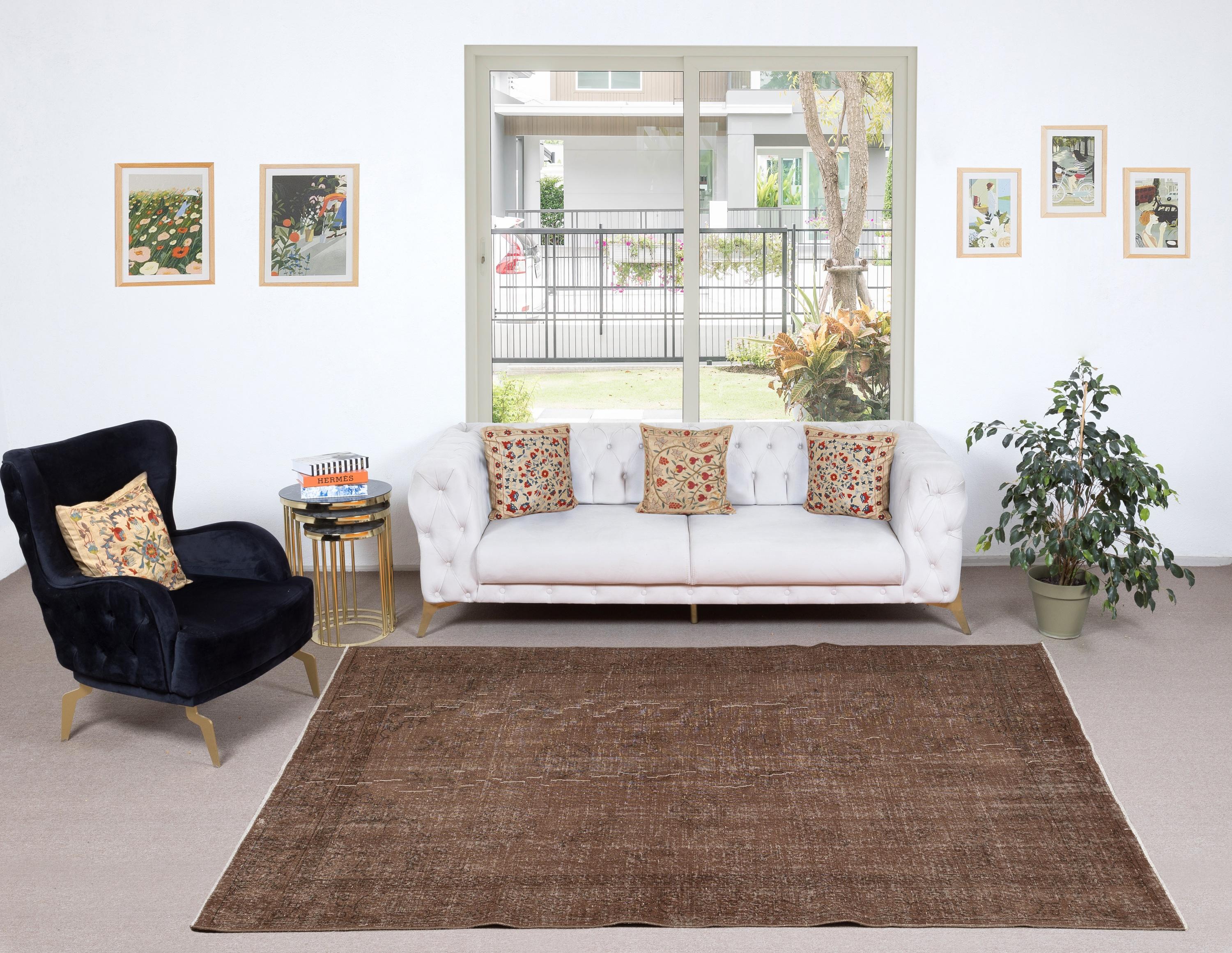 Unsere gefärbten Teppiche sind allesamt handgeknüpfte türkische Vintage-Teppiche, die in unserer Werkstatt sorgfältig restauriert und neu gestaltet wurden, damit sie zu einer breiten Palette von Einrichtungsstilen passen - von modern und