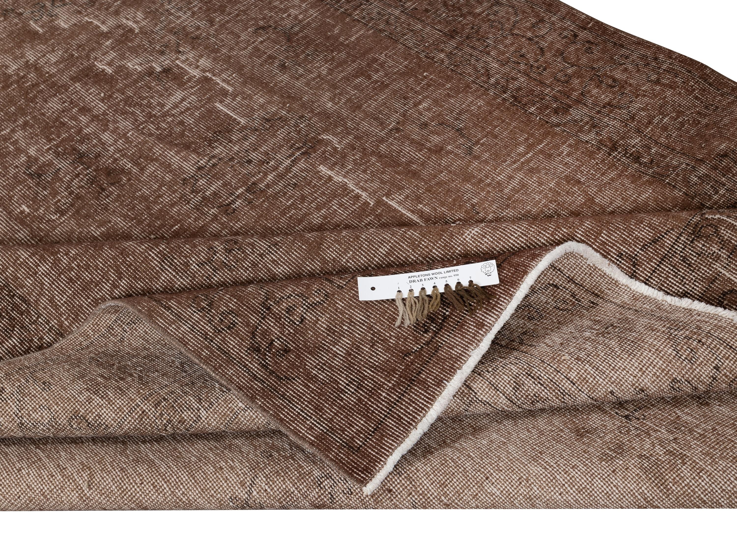 6x9.3 Ft Vintage Handgefertigter Türkischer Teppich Overdyed in Braun für moderne Interieurs (Moderne) im Angebot